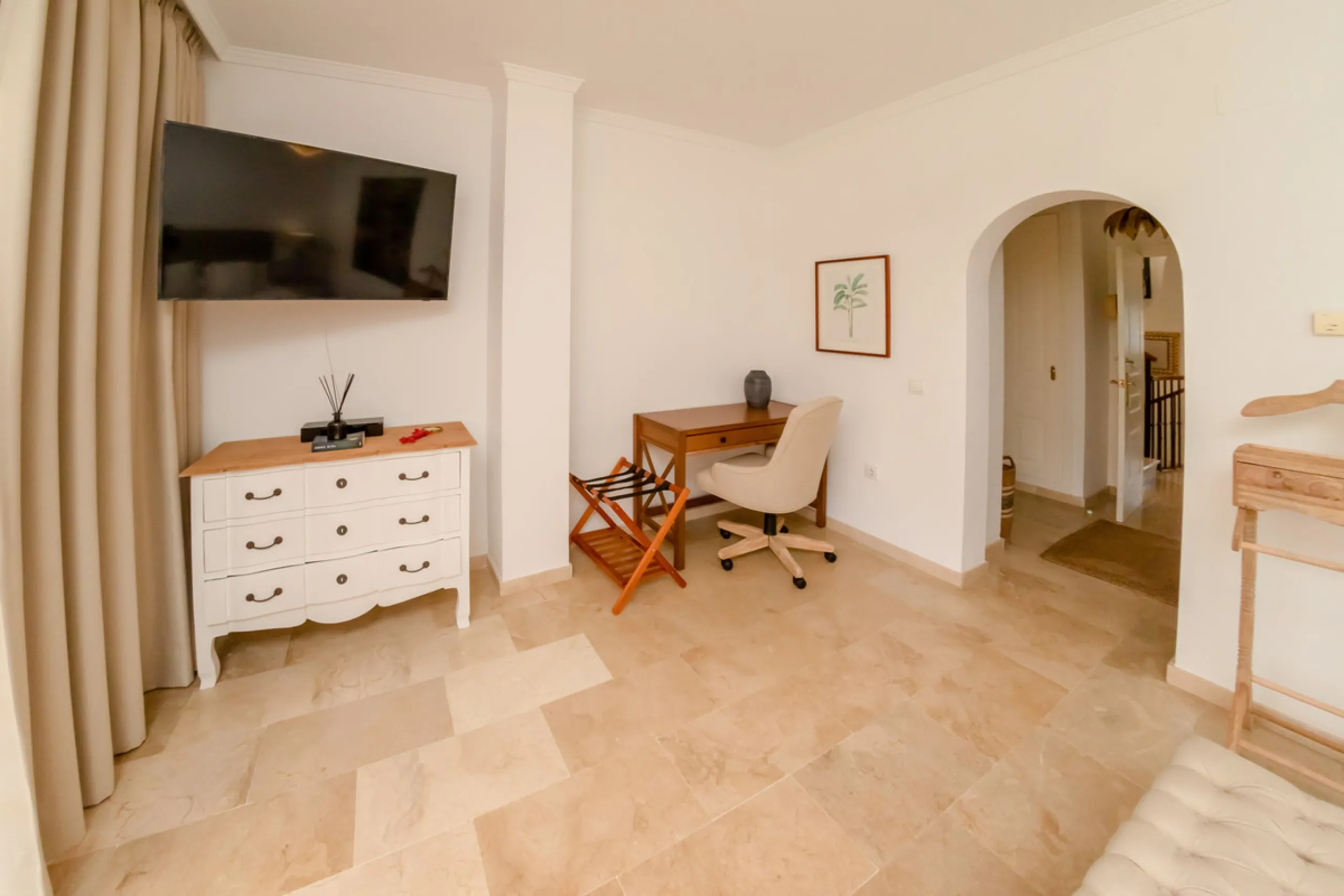 Situated in the prestigious Oasis de Nagüeles urbanization on Marbella's sought-after Golden Mile, this spacious 5-level townhouse offers a unique opportunity to create your ideal home in one of the best areas of the Costa del Sol.