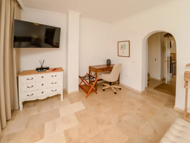 Situated in the prestigious Oasis de Nagüeles urbanization on Marbella's sought-after Golden Mile, this spacious 5-level townhouse offers a unique opportunity to create your ideal home in one of the best areas of the Costa del Sol.