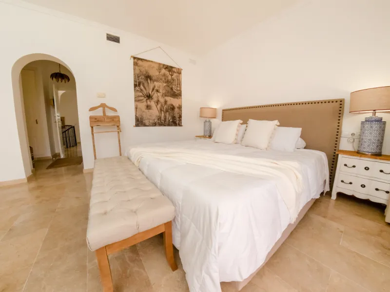 Situated in the prestigious Oasis de Nagüeles urbanization on Marbella's sought-after Golden Mile, this spacious 5-level townhouse offers a unique opportunity to create your ideal home in one of the best areas of the Costa del Sol.