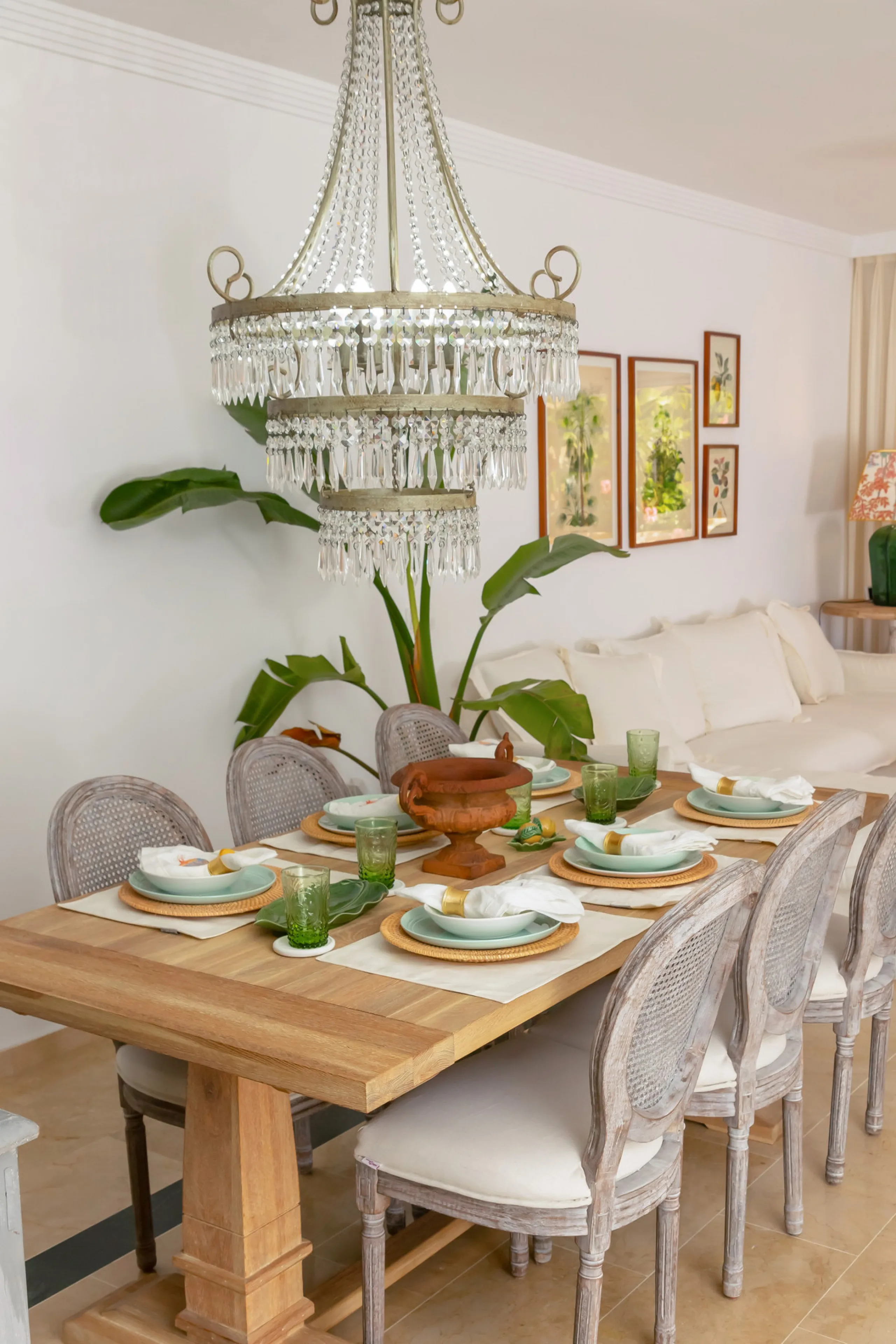 Situated in the prestigious Oasis de Nagüeles urbanization on Marbella's sought-after Golden Mile, this spacious 5-level townhouse offers a unique opportunity to create your ideal home in one of the best areas of the Costa del Sol.