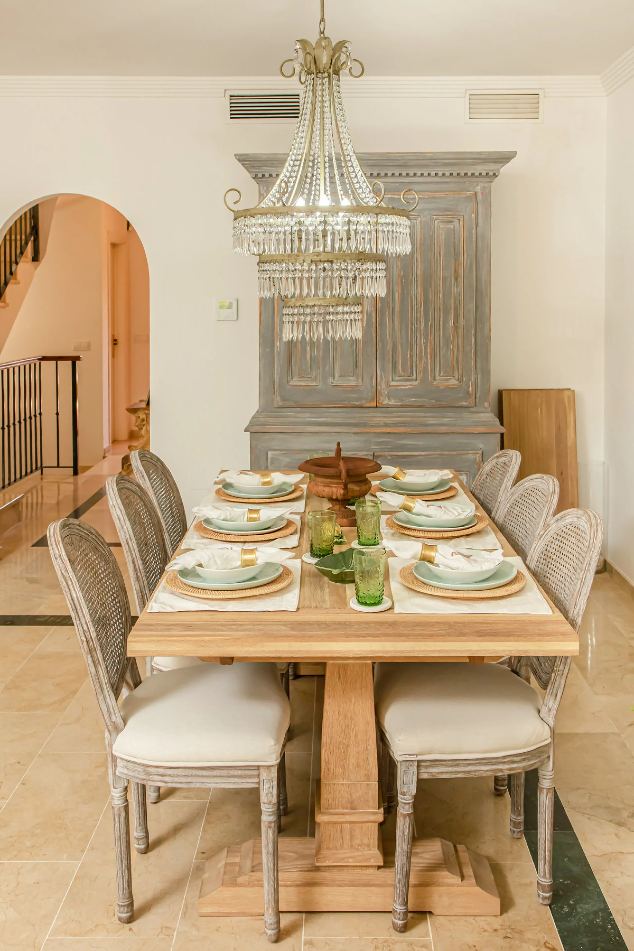 Situated in the prestigious Oasis de Nagüeles urbanization on Marbella's sought-after Golden Mile, this spacious 5-level townhouse offers a unique opportunity to create your ideal home in one of the best areas of the Costa del Sol.