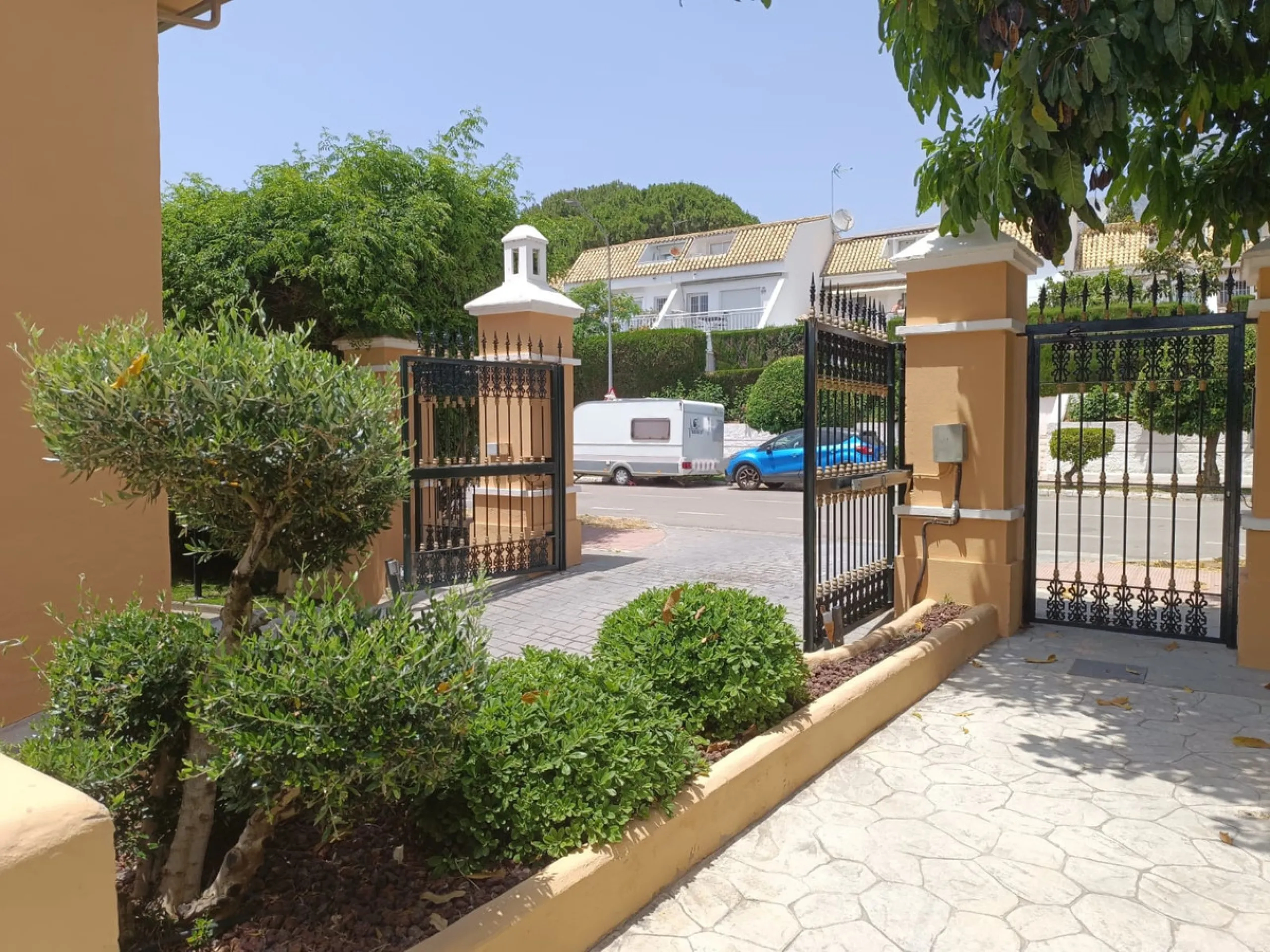 Situated in the prestigious Oasis de Nagüeles urbanization on Marbella's sought-after Golden Mile, this spacious 5-level townhouse offers a unique opportunity to create your ideal home in one of the best areas of the Costa del Sol.