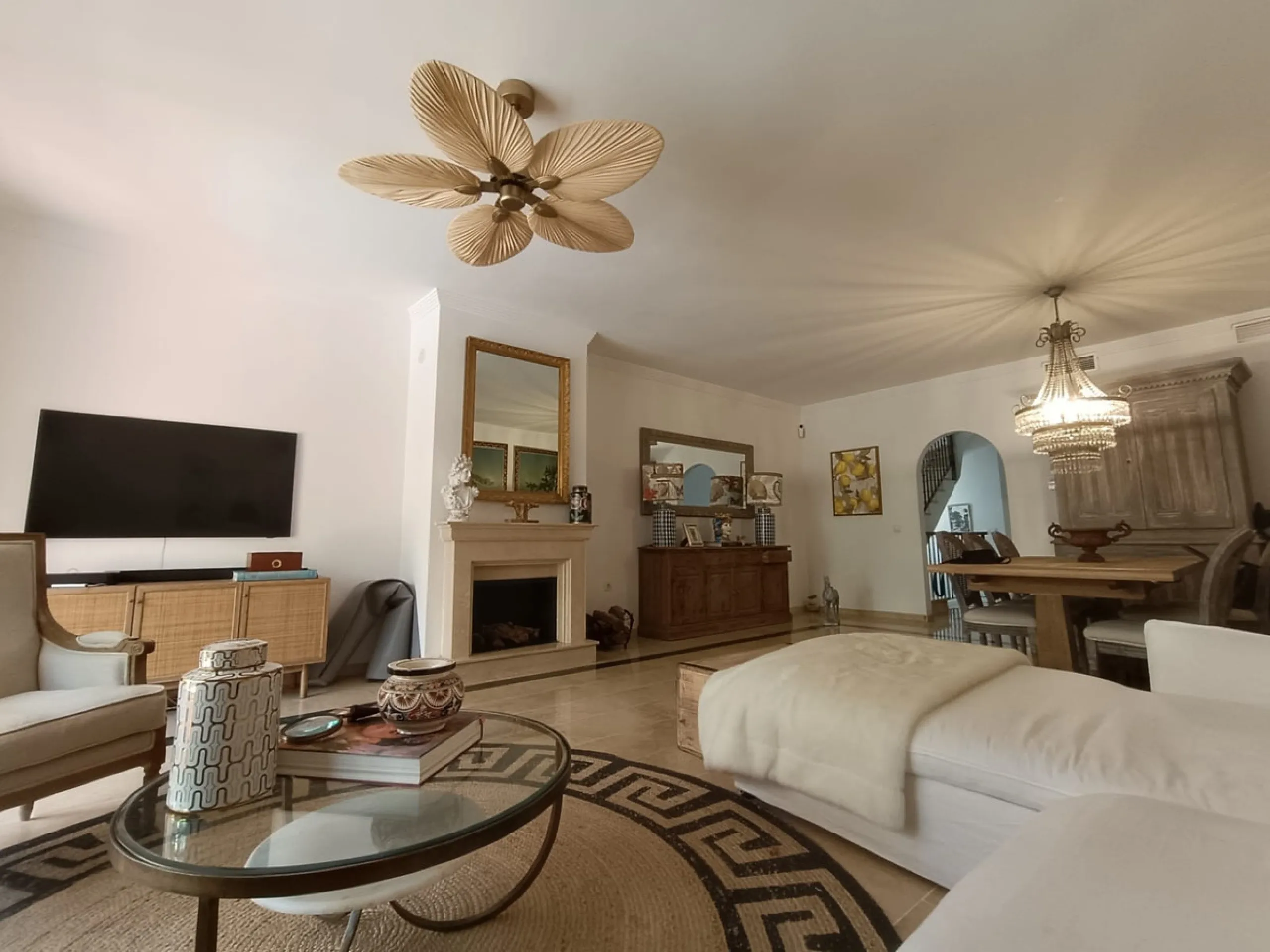 Situated in the prestigious Oasis de Nagüeles urbanization on Marbella's sought-after Golden Mile, this spacious 5-level townhouse offers a unique opportunity to create your ideal home in one of the best areas of the Costa del Sol.