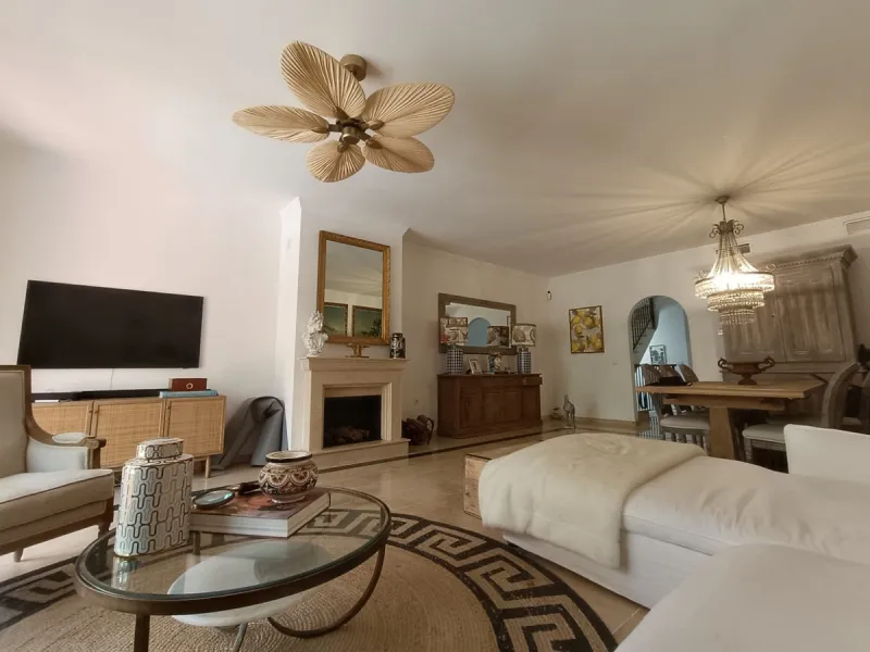 Situated in the prestigious Oasis de Nagüeles urbanization on Marbella's sought-after Golden Mile, this spacious 5-level townhouse offers a unique opportunity to create your ideal home in one of the best areas of the Costa del Sol.