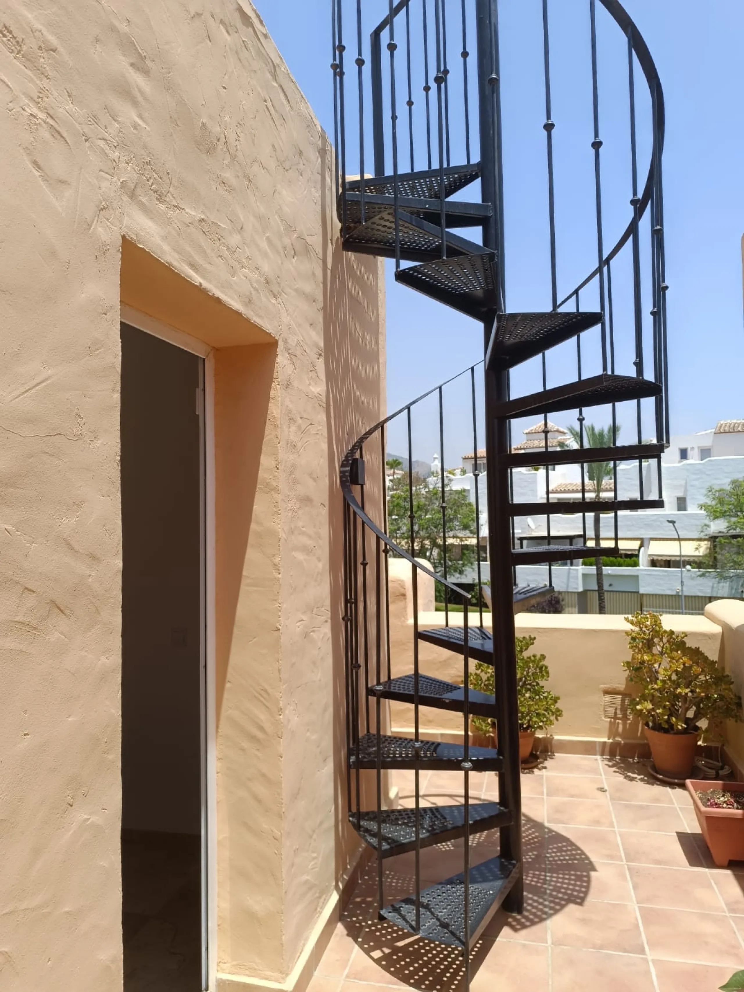 Situated in the prestigious Oasis de Nagüeles urbanization on Marbella's sought-after Golden Mile, this spacious 5-level townhouse offers a unique opportunity to create your ideal home in one of the best areas of the Costa del Sol.