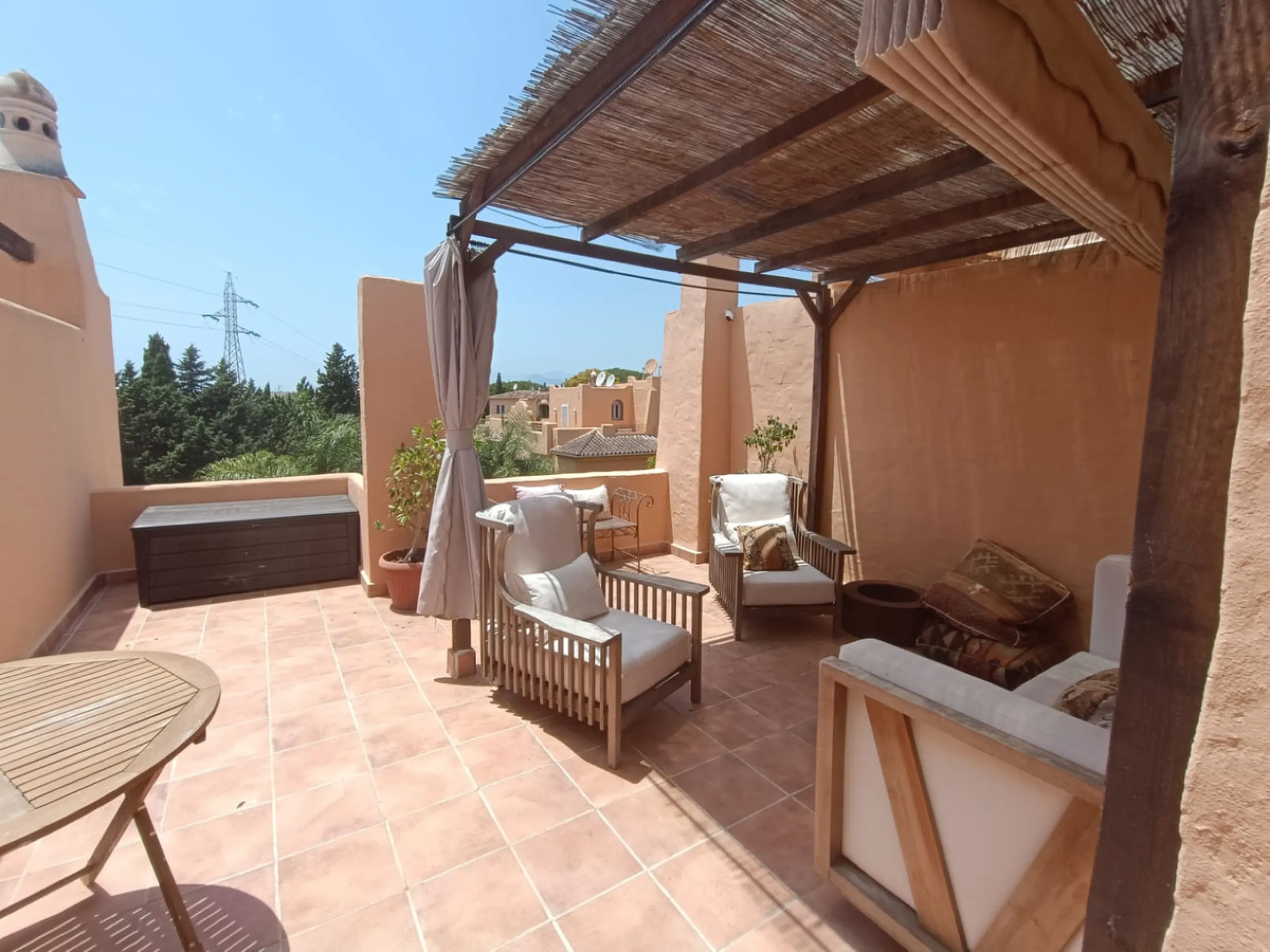 Situated in the prestigious Oasis de Nagüeles urbanization on Marbella's sought-after Golden Mile, this spacious 5-level townhouse offers a unique opportunity to create your ideal home in one of the best areas of the Costa del Sol.