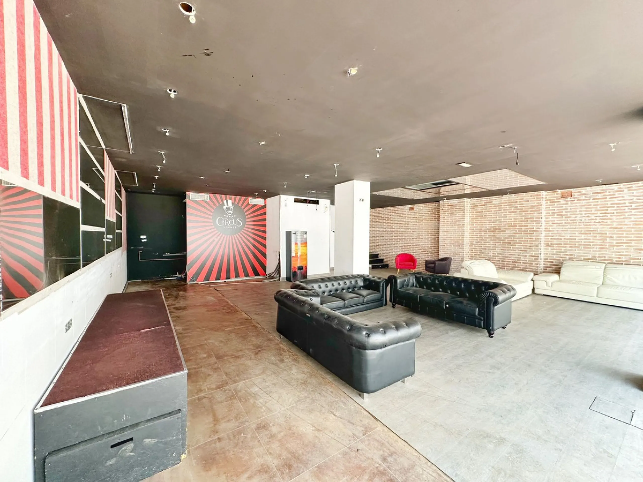 Luxury Commercial Premises for Sale in Puerto Banús, Just 100 Metres from the Sea