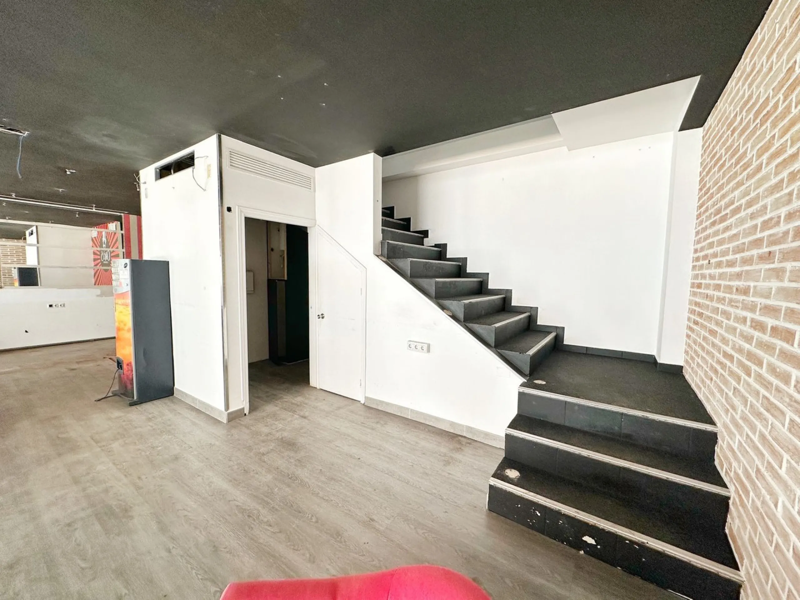 Luxury Commercial Premises for Sale in Puerto Banús, Just 100 Metres from the Sea