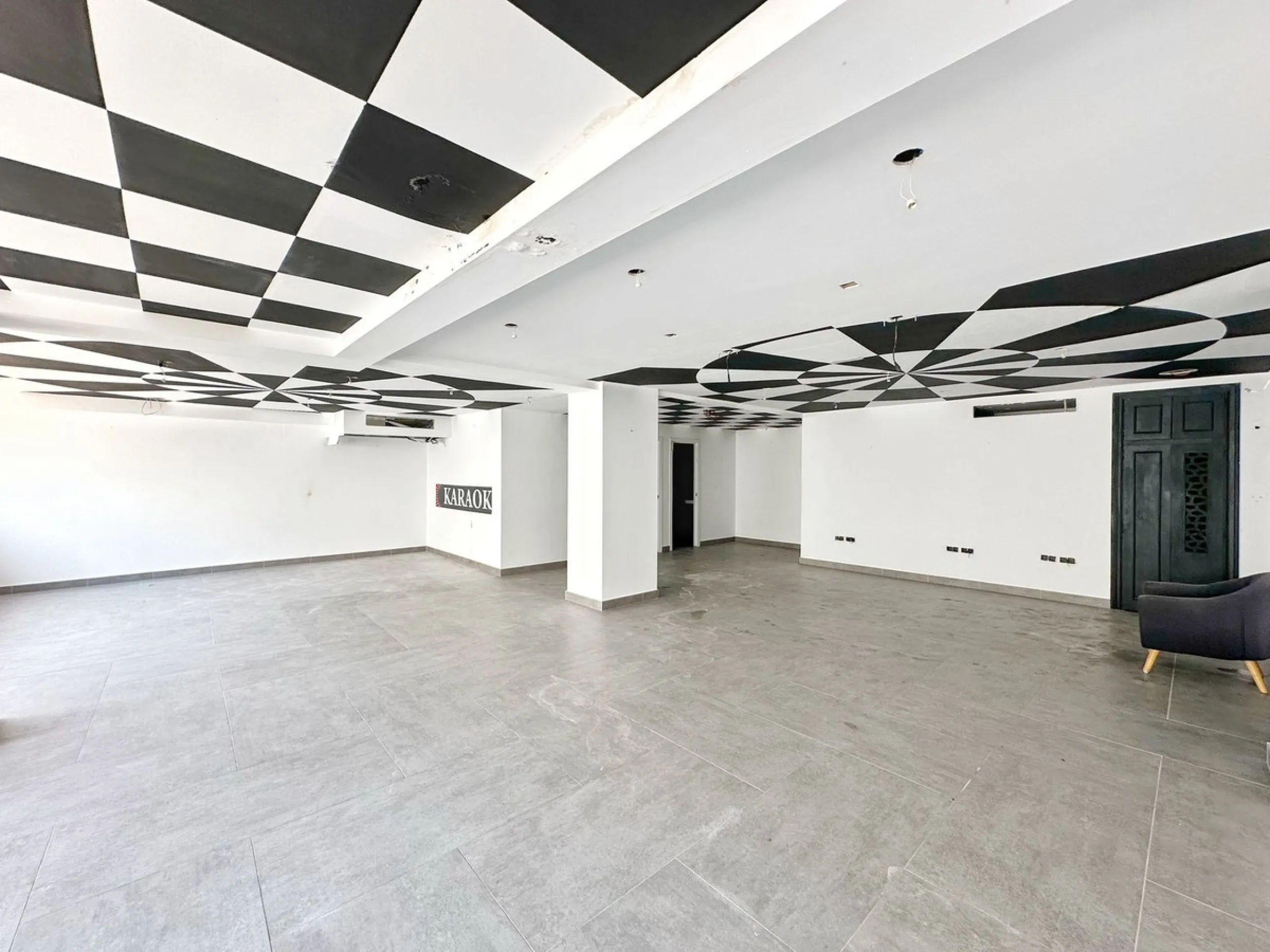 Luxury Commercial Premises for Sale in Puerto Banús, Just 100 Metres from the Sea