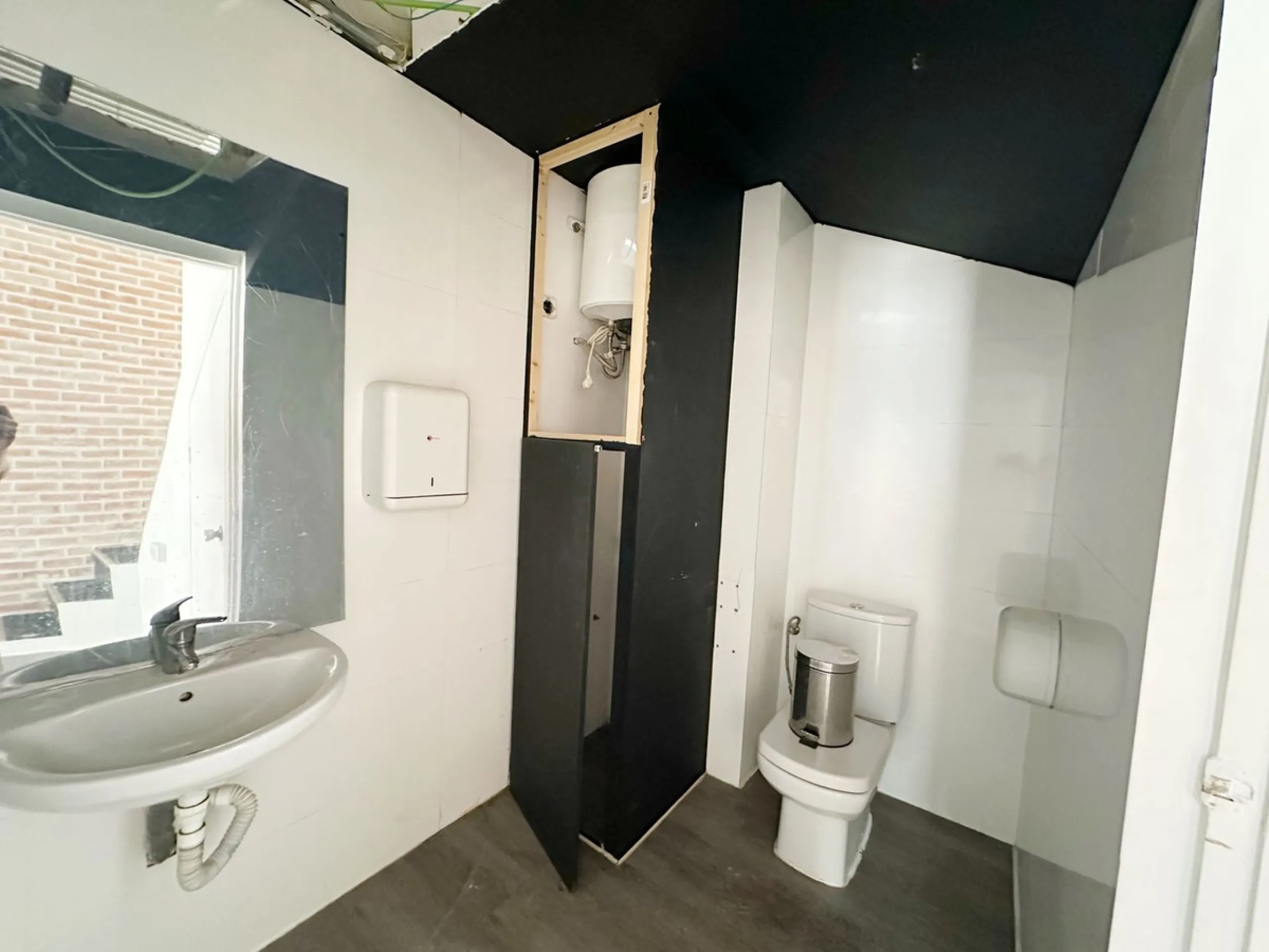 Luxury Commercial Premises for Sale in Puerto Banús, Just 100 Metres from the Sea