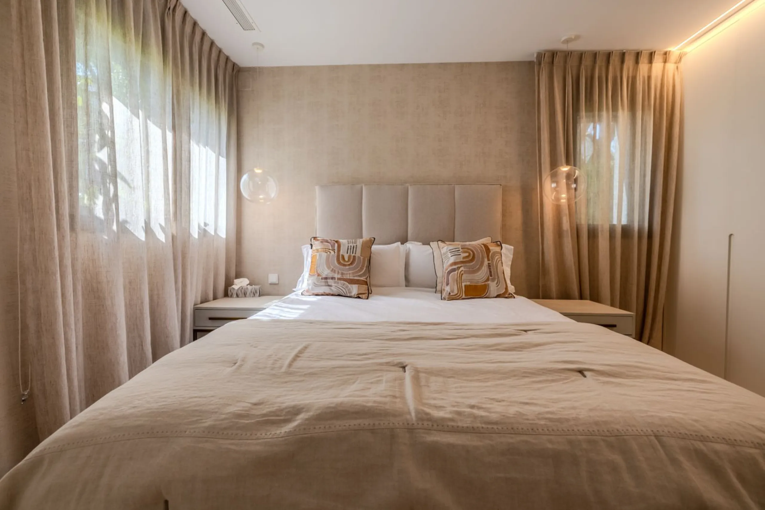 Villa Valois: Contemporary Elegance in the Heart of Puerto Banus
