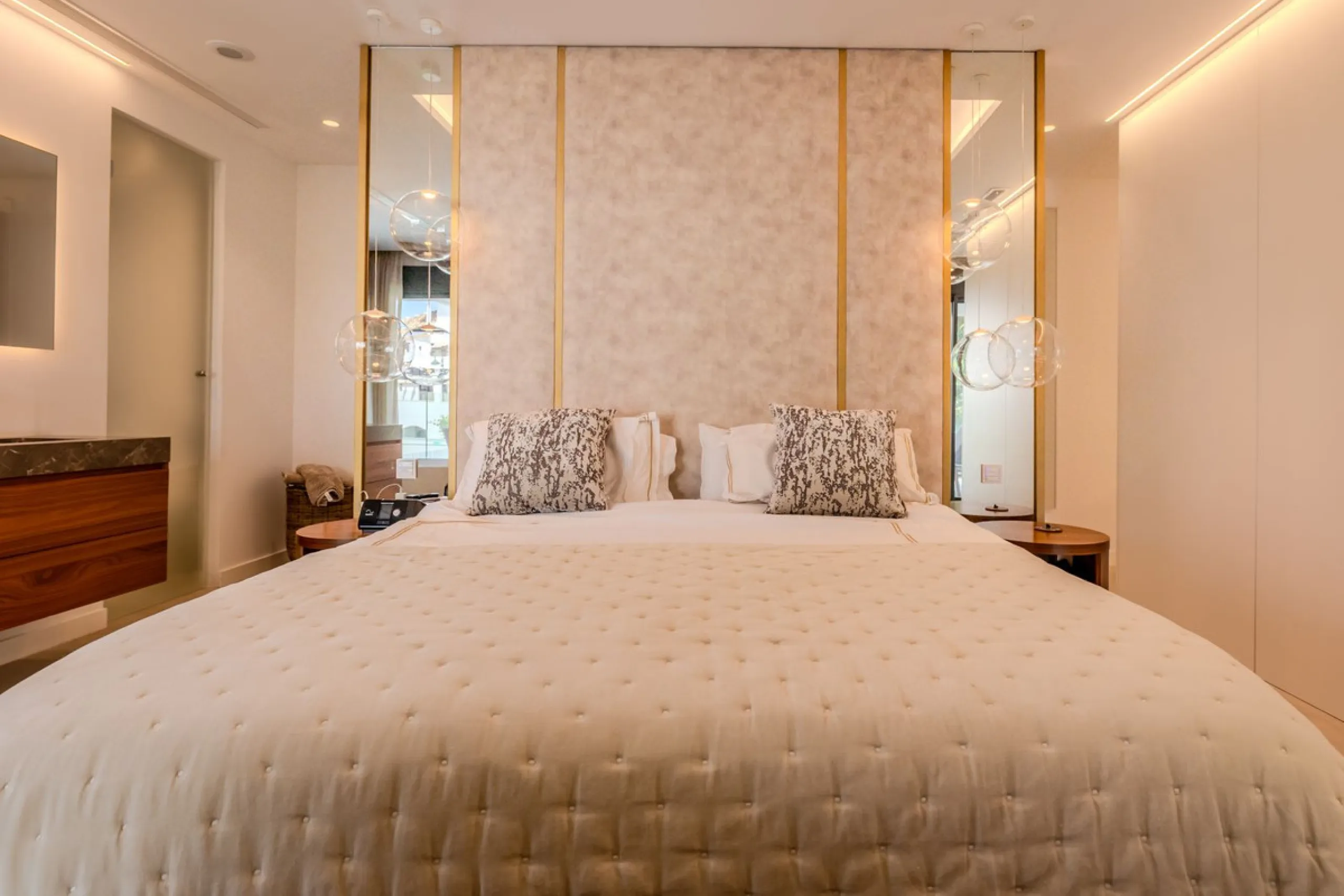 Villa Valois: Contemporary Elegance in the Heart of Puerto Banus
