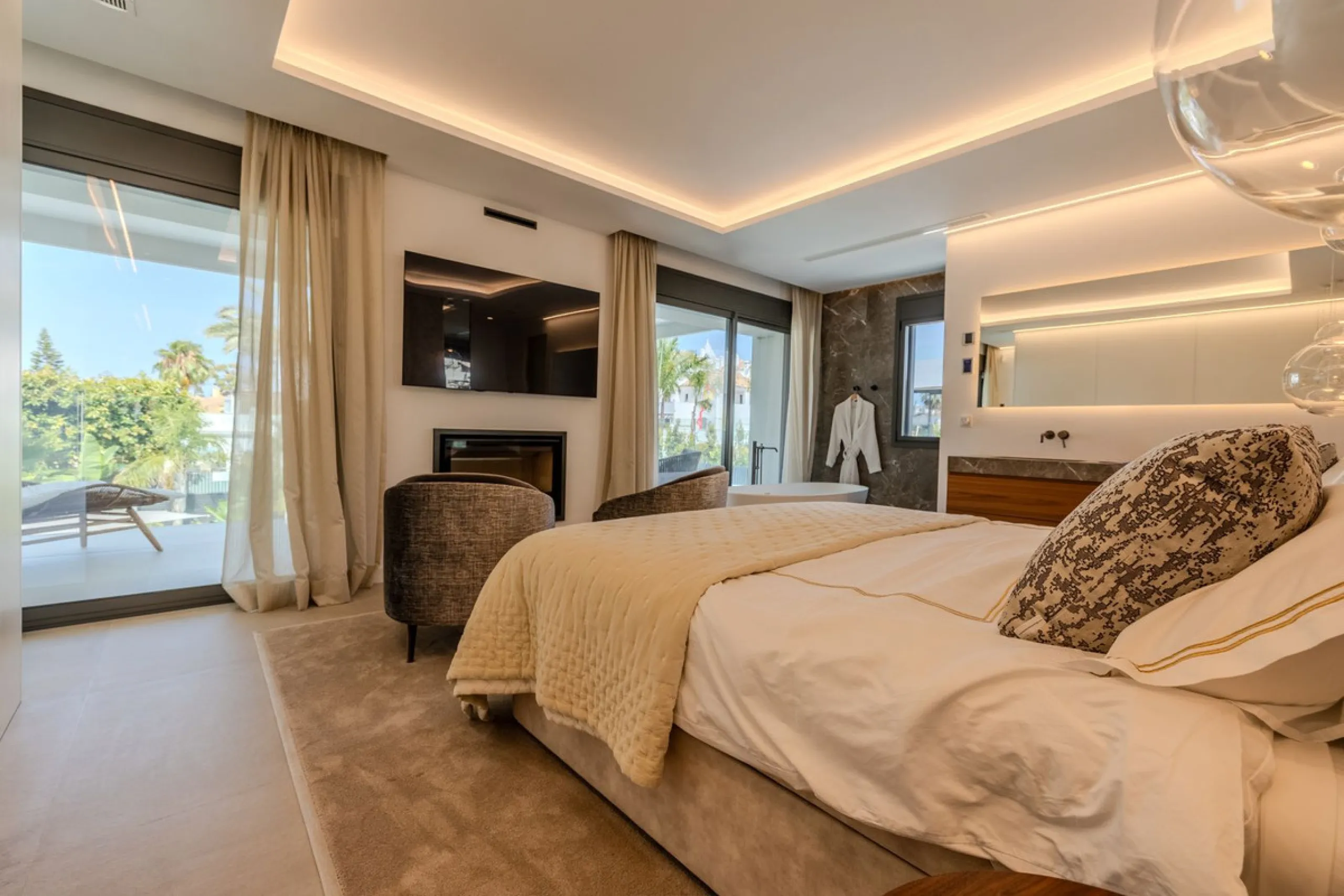 Villa Valois: Contemporary Elegance in the Heart of Puerto Banus