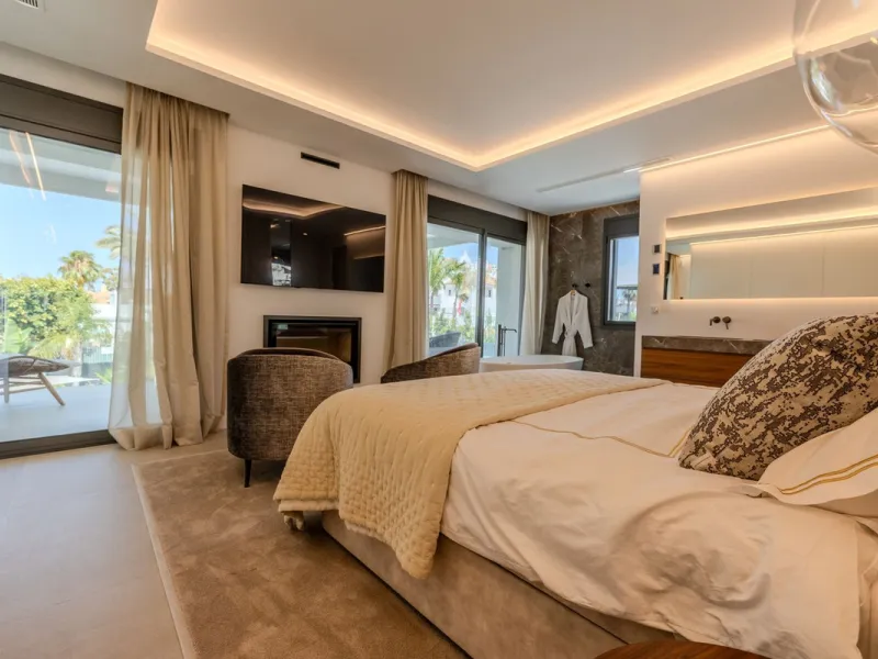 Villa Valois: Contemporary Elegance in the Heart of Puerto Banus