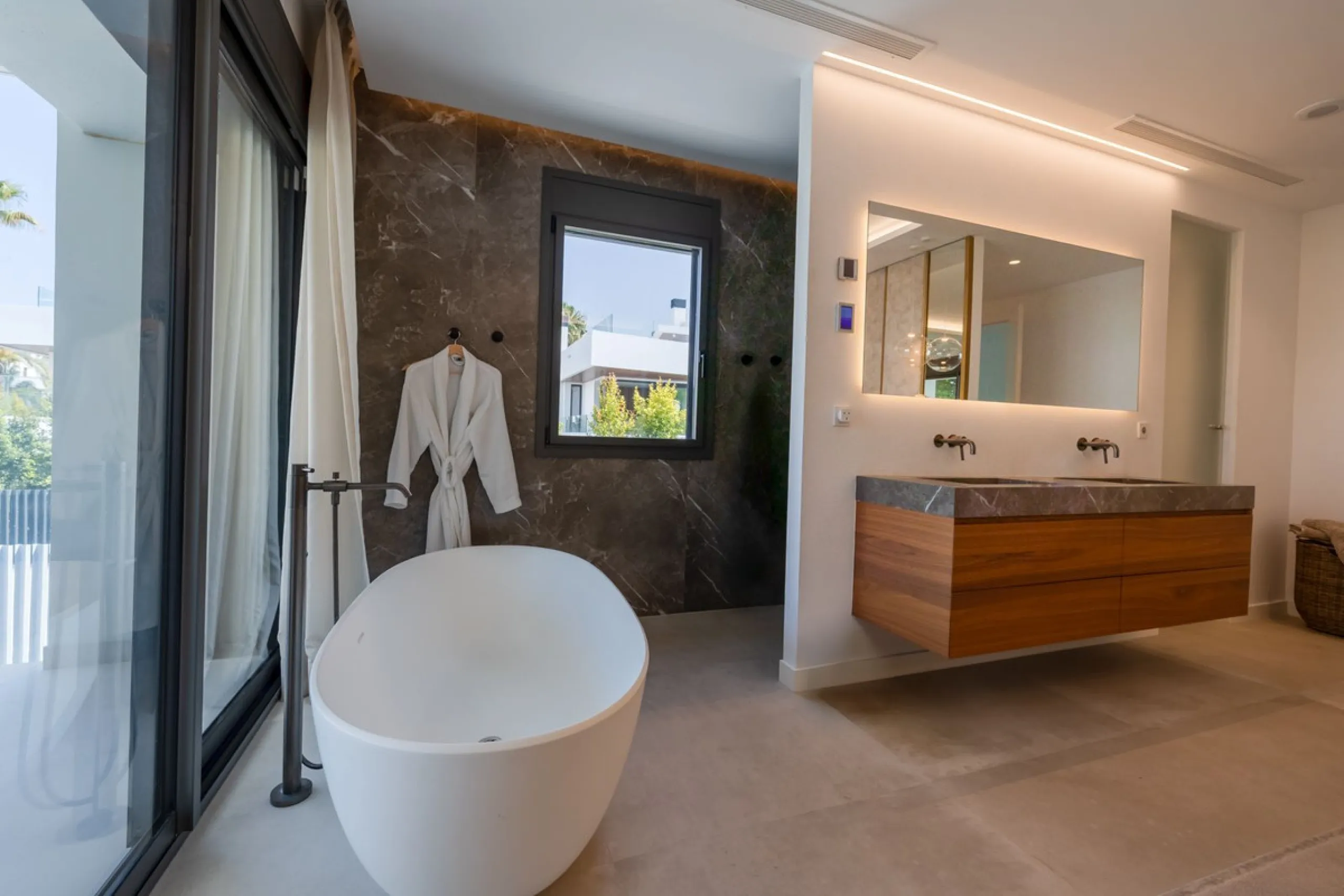 Villa Valois: Contemporary Elegance in the Heart of Puerto Banus