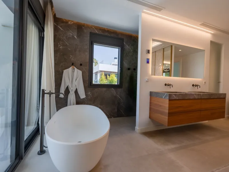 Villa Valois: Contemporary Elegance in the Heart of Puerto Banus