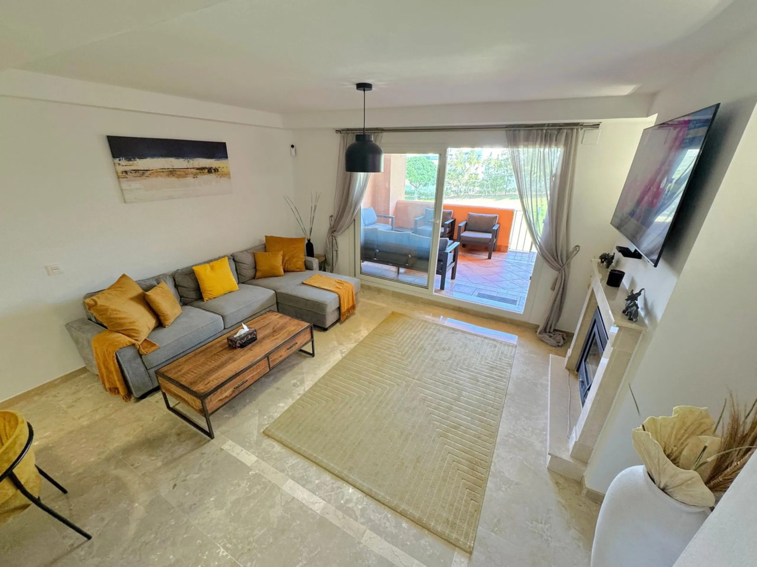Opportunity! Prime location in the sought-after Artola Alta area, directly overlooking Cabopino Golf and only a 12-minute walk (approx. 900 meters) to the beautiful Cabopino´s Beach and the Cabopino Marina.