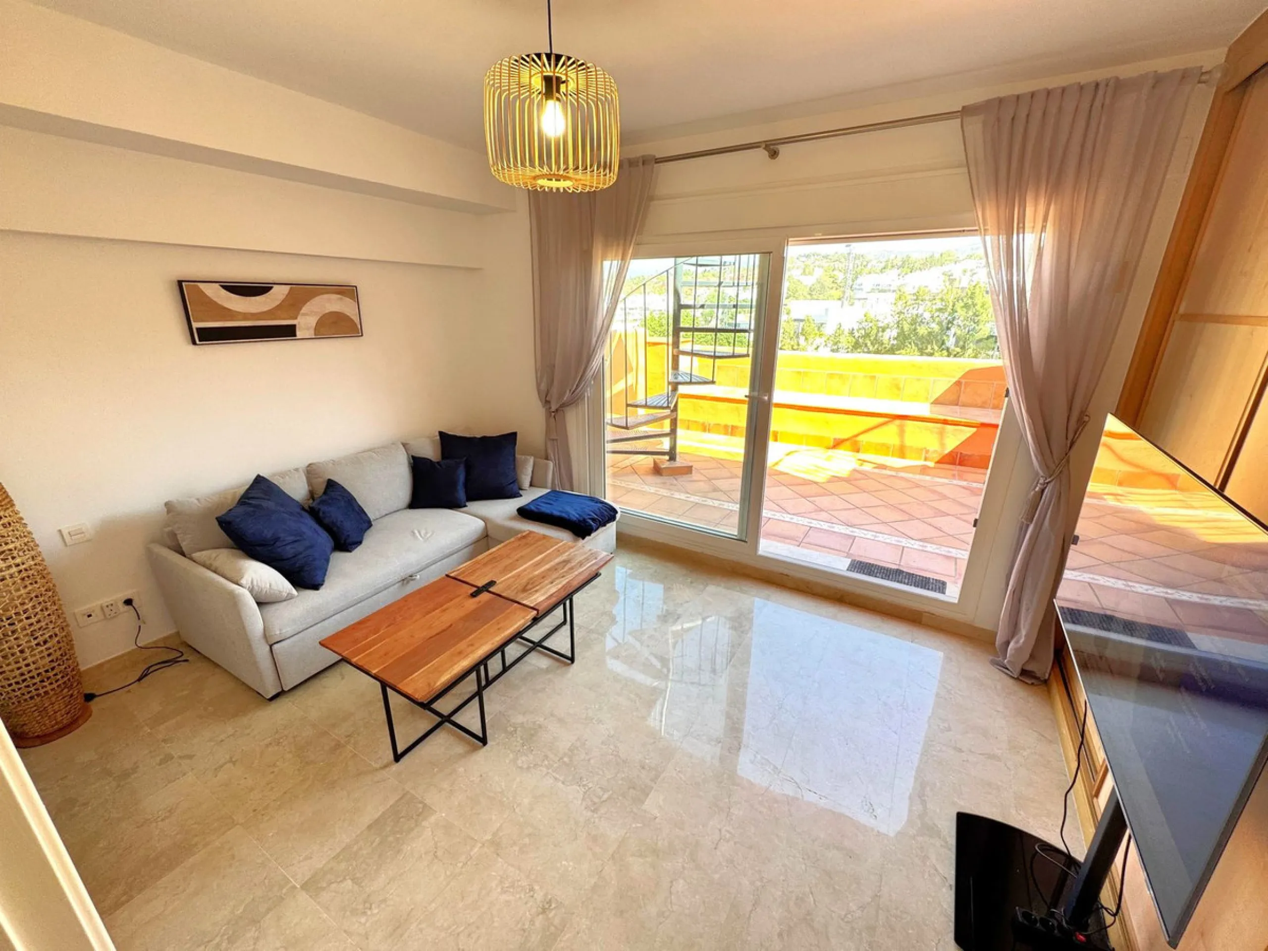 Opportunity! Prime location in the sought-after Artola Alta area, directly overlooking Cabopino Golf and only a 12-minute walk (approx. 900 meters) to the beautiful Cabopino´s Beach and the Cabopino Marina.