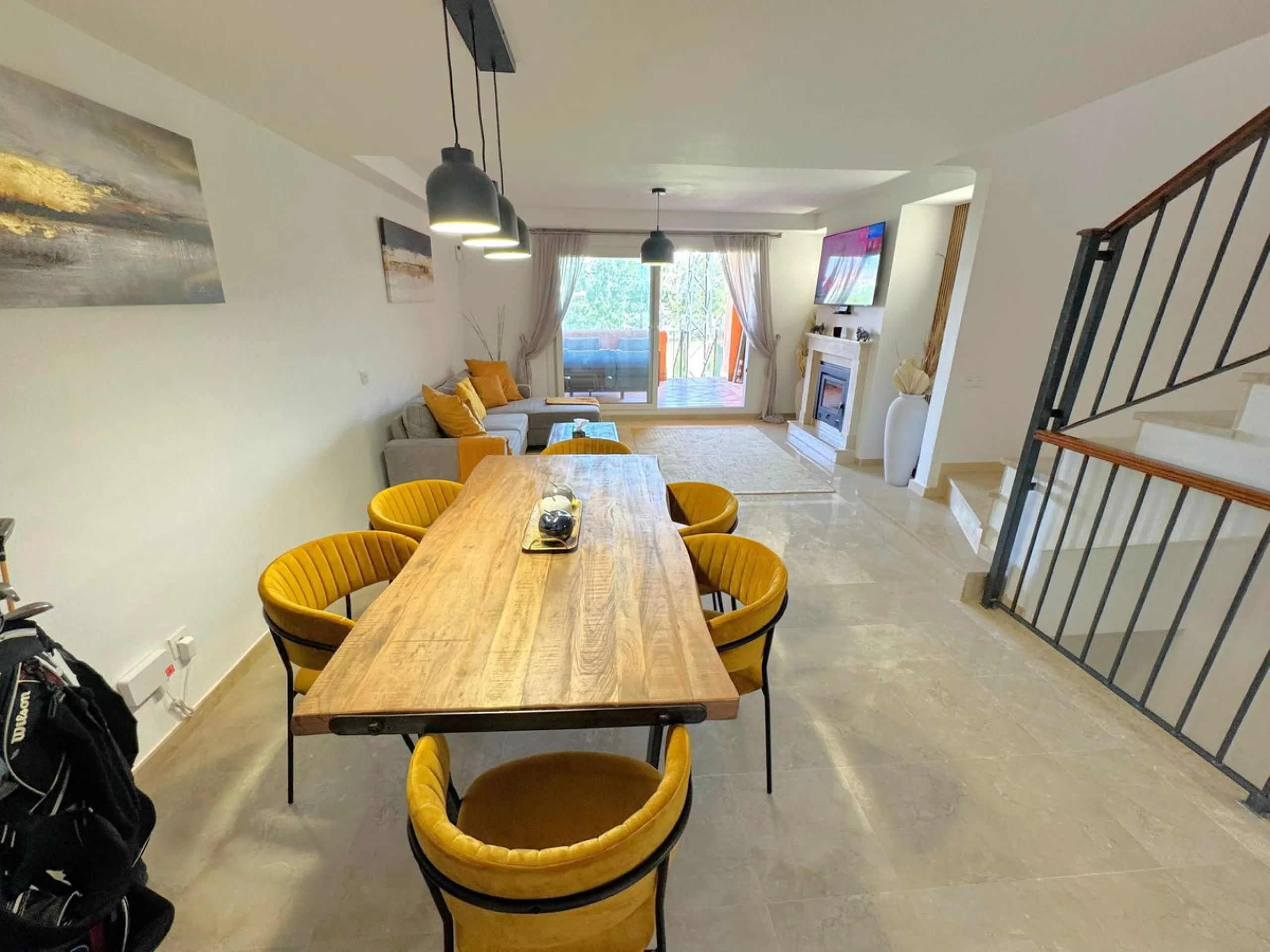 Opportunity! Prime location in the sought-after Artola Alta area, directly overlooking Cabopino Golf and only a 12-minute walk (approx. 900 meters) to the beautiful Cabopino´s Beach and the Cabopino Marina.