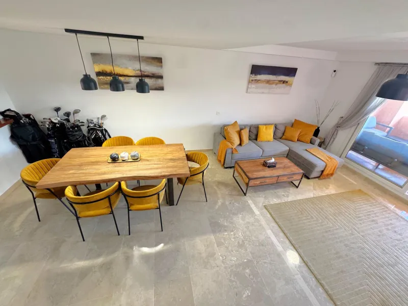 Opportunity! Prime location in the sought-after Artola Alta area, directly overlooking Cabopino Golf and only a 12-minute walk (approx. 900 meters) to the beautiful Cabopino´s Beach and the Cabopino Marina.