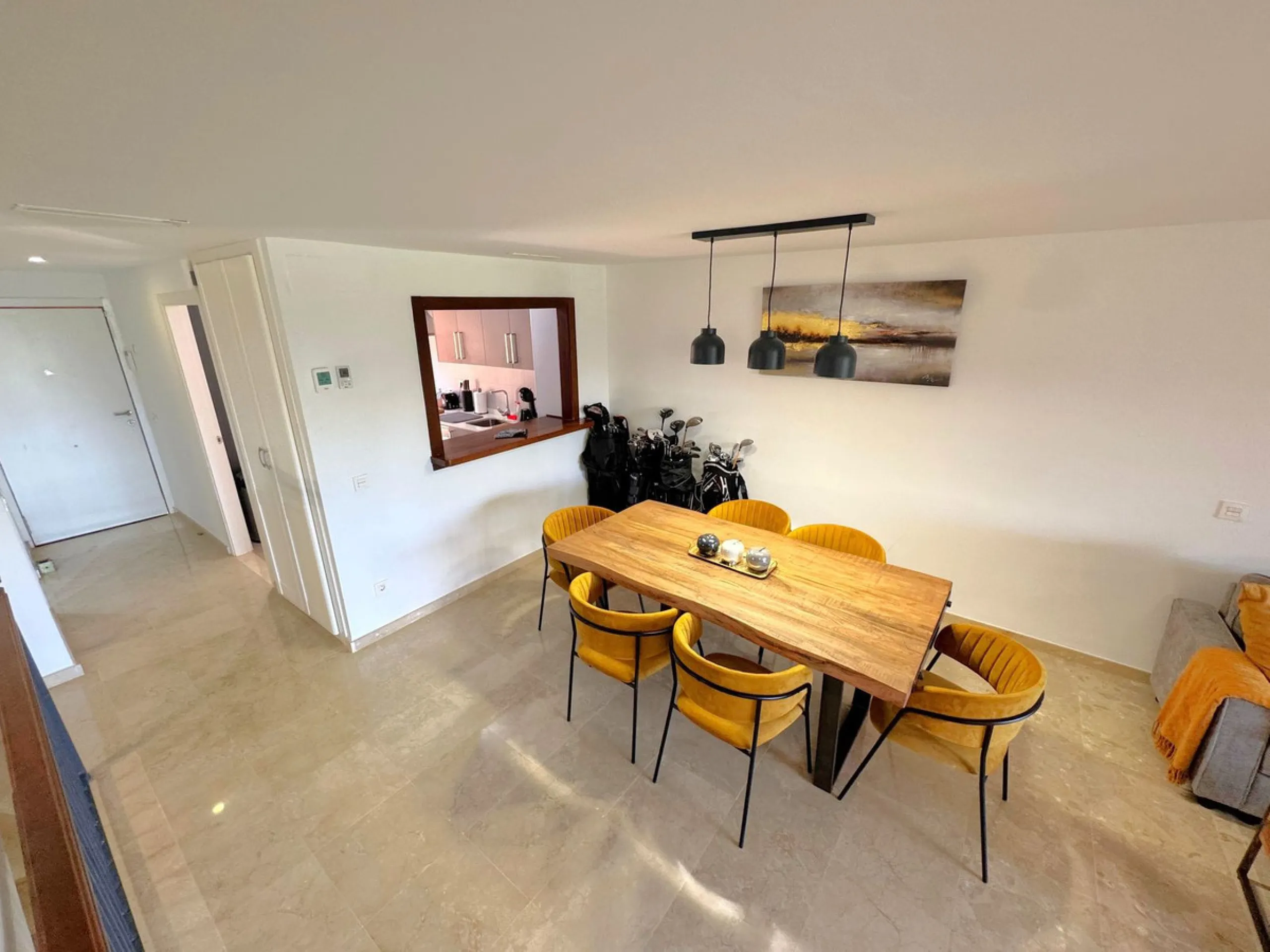 Opportunity! Prime location in the sought-after Artola Alta area, directly overlooking Cabopino Golf and only a 12-minute walk (approx. 900 meters) to the beautiful Cabopino´s Beach and the Cabopino Marina.