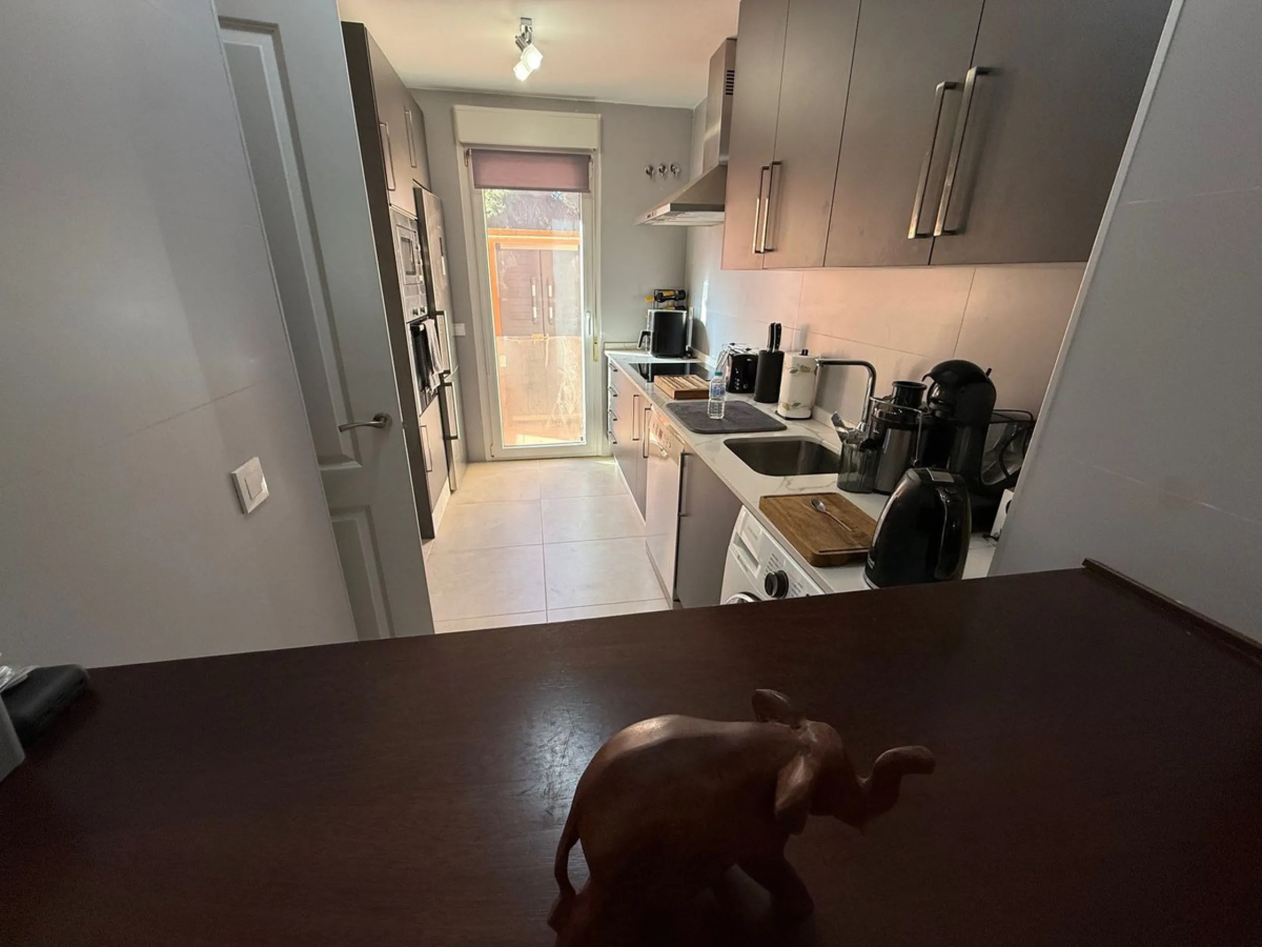 Opportunity! Prime location in the sought-after Artola Alta area, directly overlooking Cabopino Golf and only a 12-minute walk (approx. 900 meters) to the beautiful Cabopino´s Beach and the Cabopino Marina.