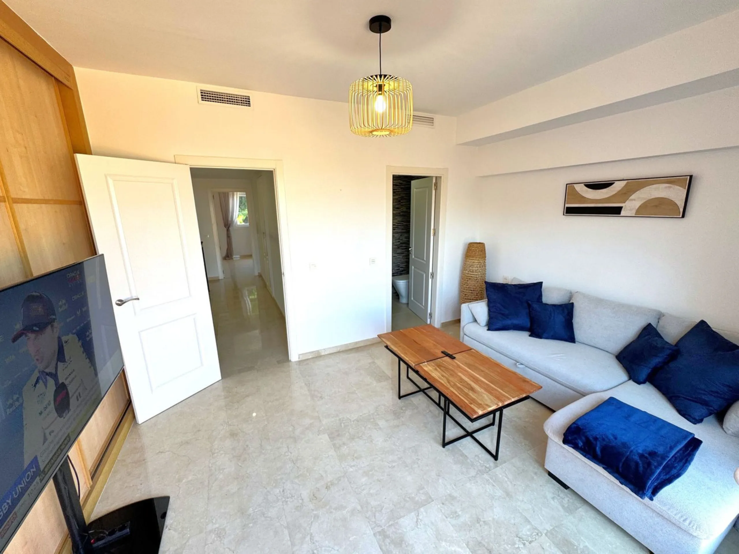 Opportunity! Prime location in the sought-after Artola Alta area, directly overlooking Cabopino Golf and only a 12-minute walk (approx. 900 meters) to the beautiful Cabopino´s Beach and the Cabopino Marina.