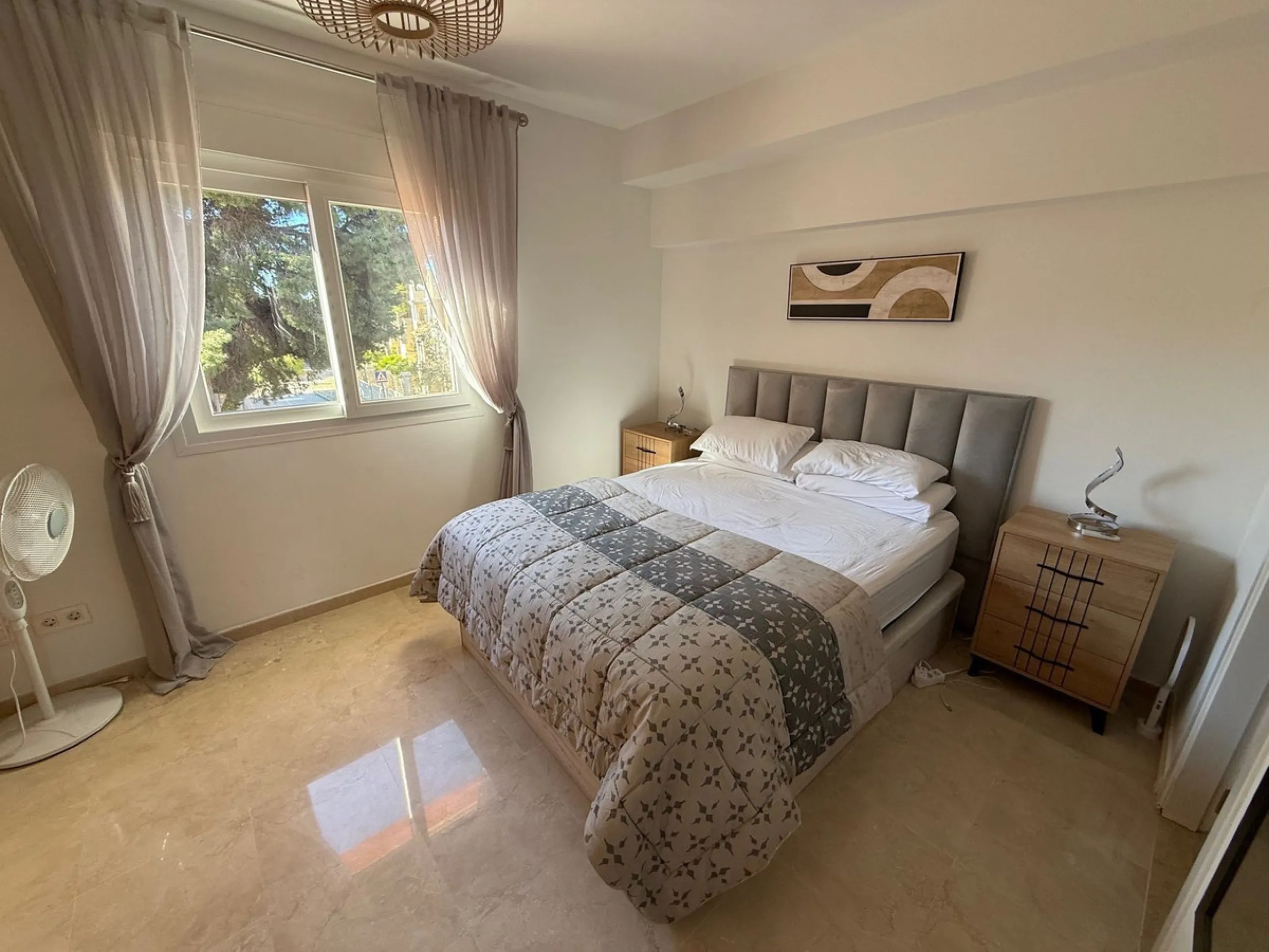 Opportunity! Prime location in the sought-after Artola Alta area, directly overlooking Cabopino Golf and only a 12-minute walk (approx. 900 meters) to the beautiful Cabopino´s Beach and the Cabopino Marina.