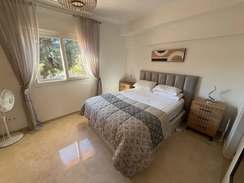 Opportunity! Prime location in the sought-after Artola Alta area, directly overlooking Cabopino Golf and only a 12-minute walk (approx. 900 meters) to the beautiful Cabopino´s Beach and the Cabopino Marina.