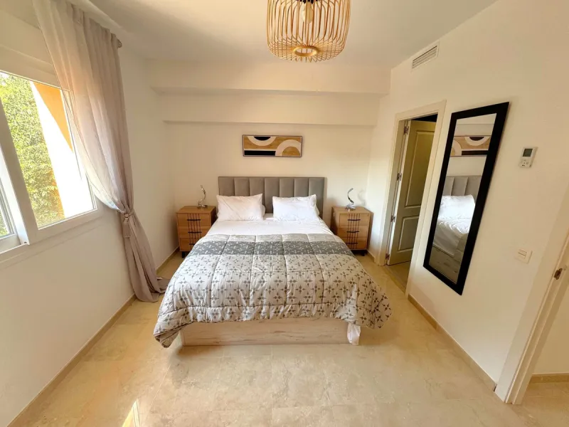 Opportunity! Prime location in the sought-after Artola Alta area, directly overlooking Cabopino Golf and only a 12-minute walk (approx. 900 meters) to the beautiful Cabopino´s Beach and the Cabopino Marina.