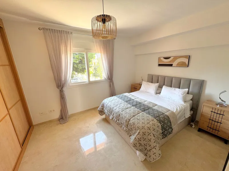 Opportunity! Prime location in the sought-after Artola Alta area, directly overlooking Cabopino Golf and only a 12-minute walk (approx. 900 meters) to the beautiful Cabopino´s Beach and the Cabopino Marina.