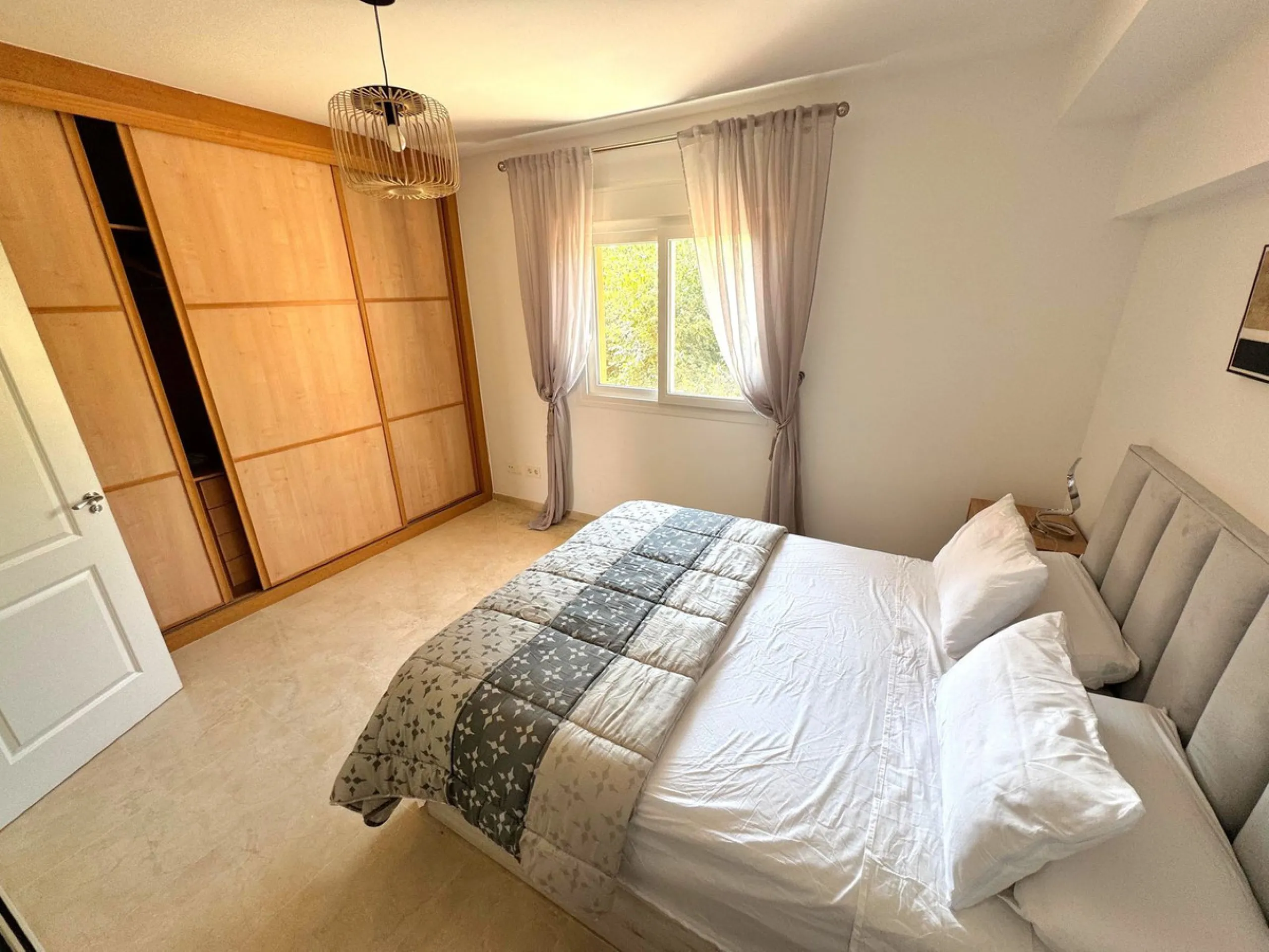 Opportunity! Prime location in the sought-after Artola Alta area, directly overlooking Cabopino Golf and only a 12-minute walk (approx. 900 meters) to the beautiful Cabopino´s Beach and the Cabopino Marina.