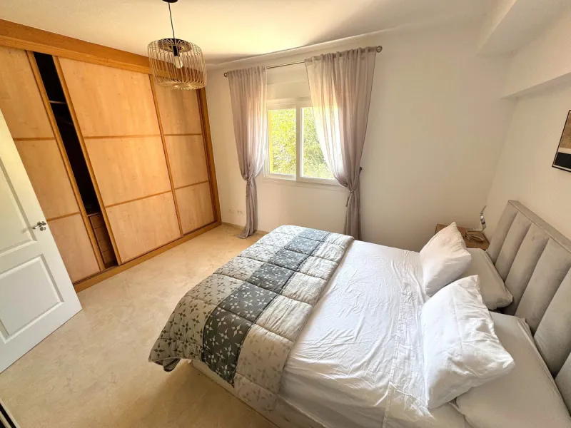 Opportunity! Prime location in the sought-after Artola Alta area, directly overlooking Cabopino Golf and only a 12-minute walk (approx. 900 meters) to the beautiful Cabopino´s Beach and the Cabopino Marina.