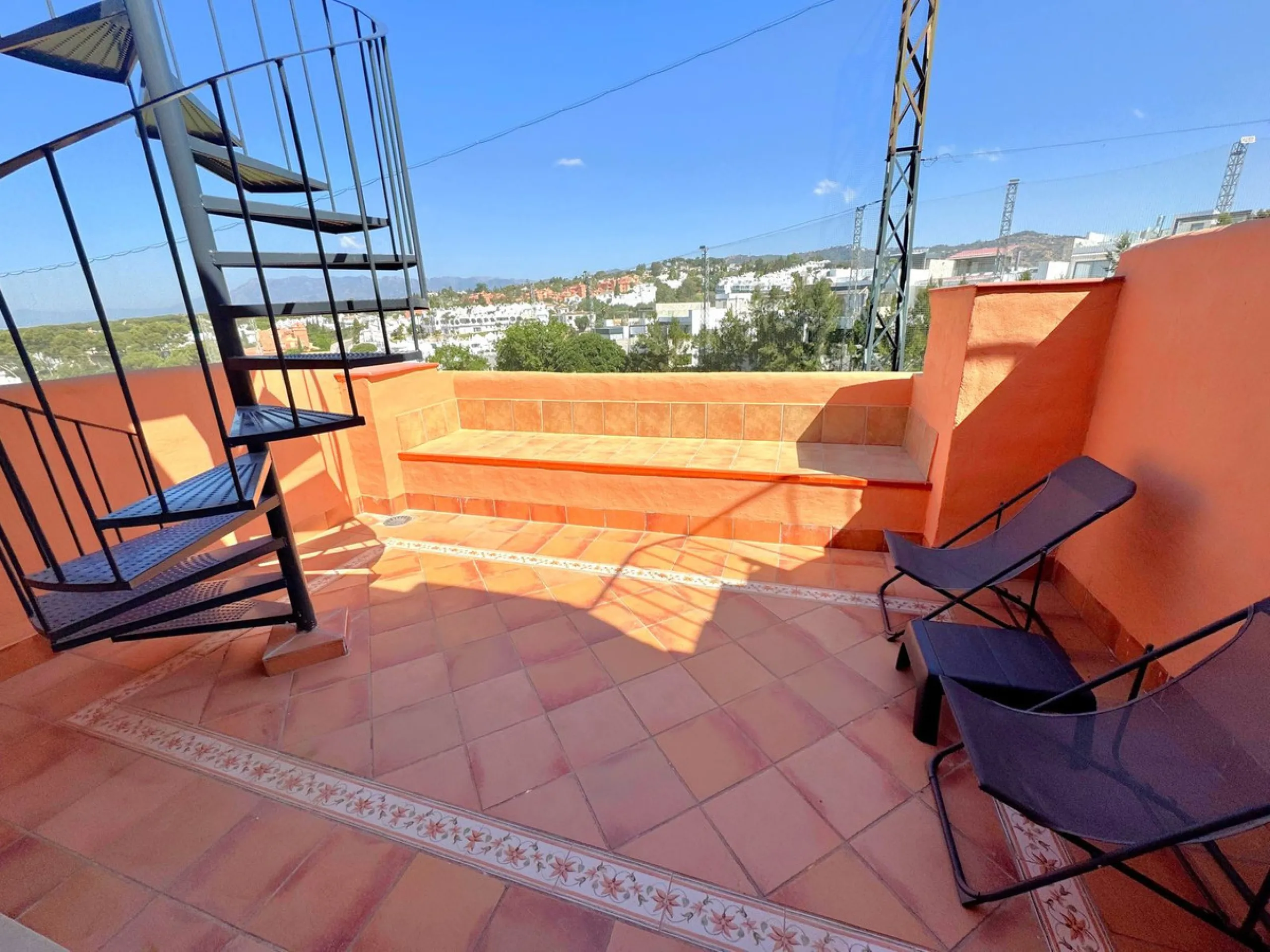 Opportunity! Prime location in the sought-after Artola Alta area, directly overlooking Cabopino Golf and only a 12-minute walk (approx. 900 meters) to the beautiful Cabopino´s Beach and the Cabopino Marina.