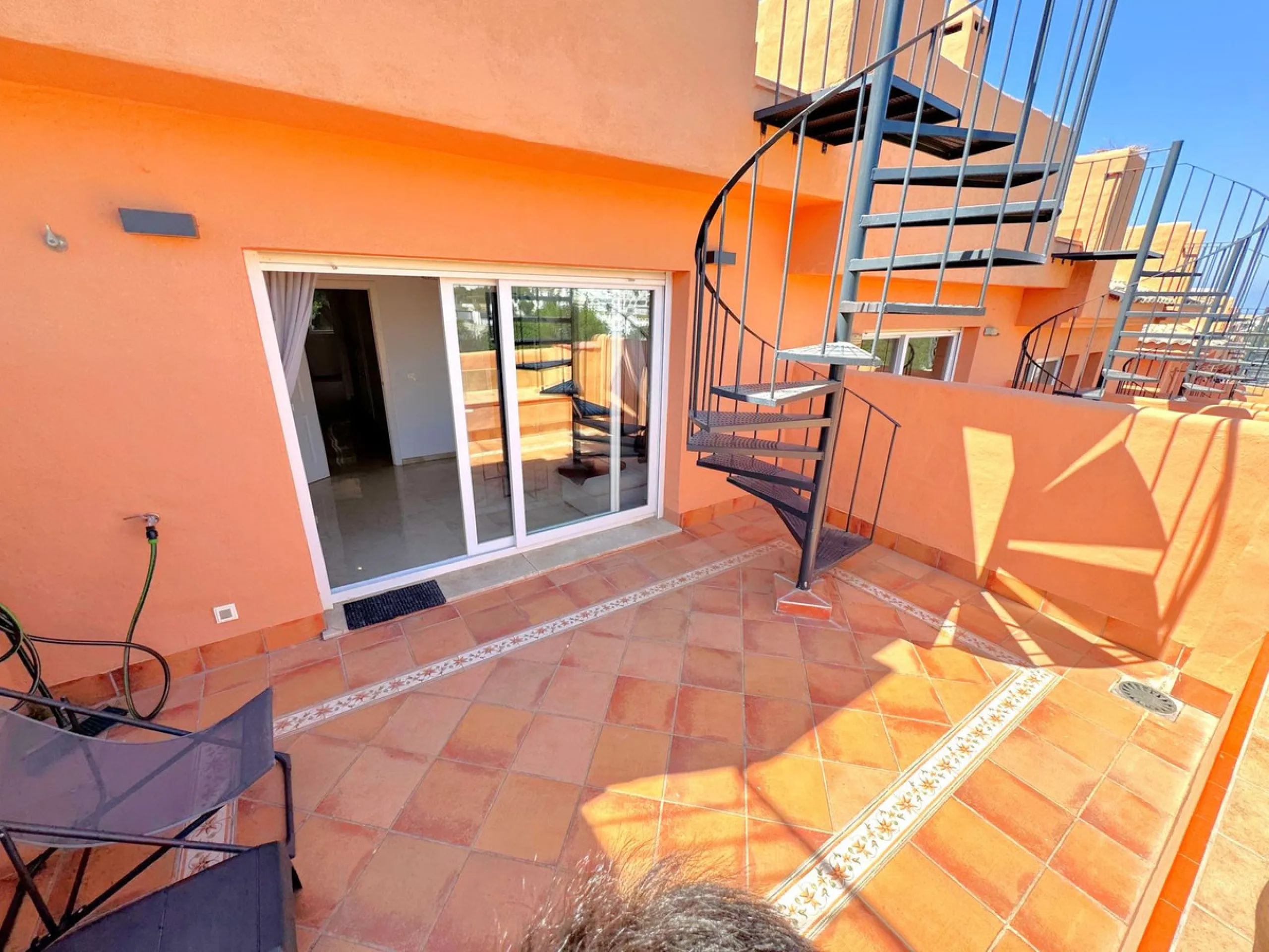 Opportunity! Prime location in the sought-after Artola Alta area, directly overlooking Cabopino Golf and only a 12-minute walk (approx. 900 meters) to the beautiful Cabopino´s Beach and the Cabopino Marina.