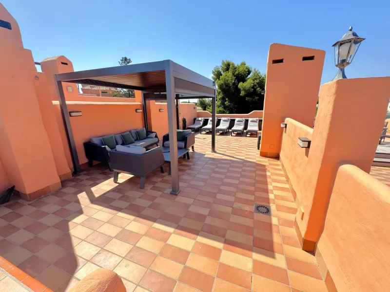 Opportunity! Prime location in the sought-after Artola Alta area, directly overlooking Cabopino Golf and only a 12-minute walk (approx. 900 meters) to the beautiful Cabopino´s Beach and the Cabopino Marina.