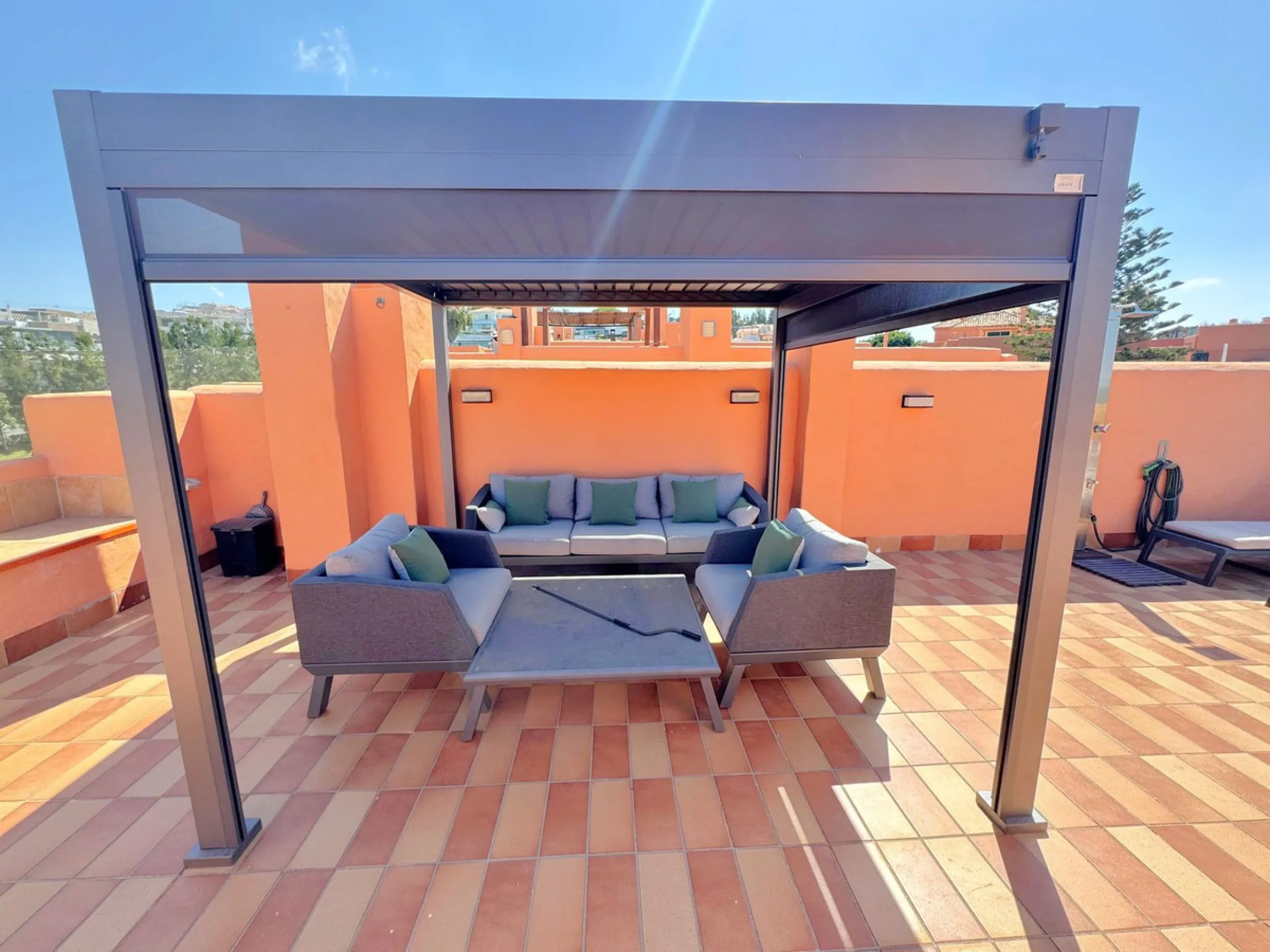 Opportunity! Prime location in the sought-after Artola Alta area, directly overlooking Cabopino Golf and only a 12-minute walk (approx. 900 meters) to the beautiful Cabopino´s Beach and the Cabopino Marina.