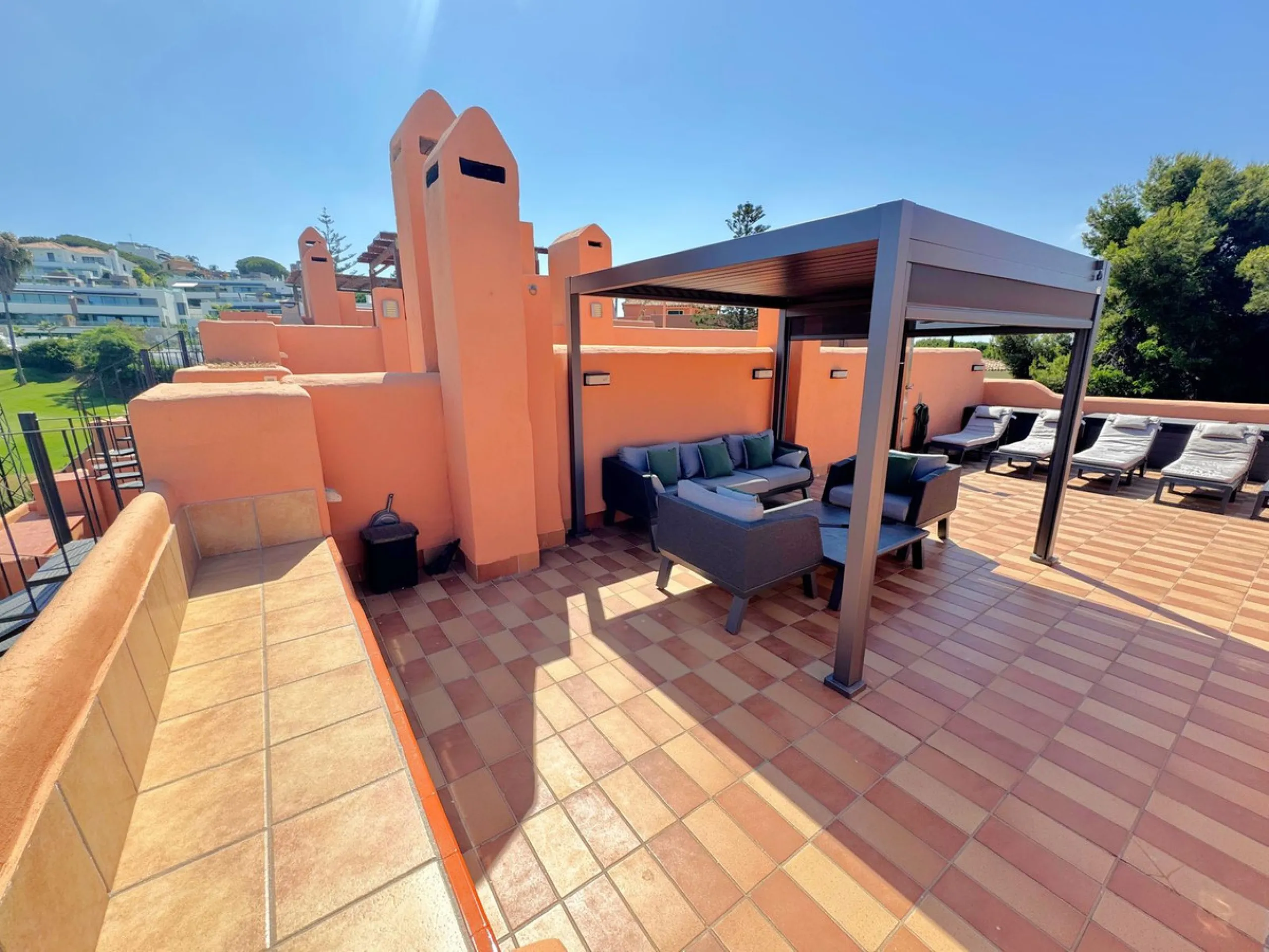 Opportunity! Prime location in the sought-after Artola Alta area, directly overlooking Cabopino Golf and only a 12-minute walk (approx. 900 meters) to the beautiful Cabopino´s Beach and the Cabopino Marina.