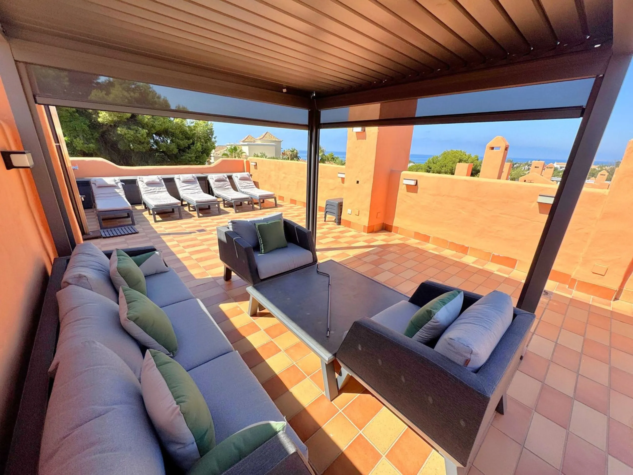 Opportunity! Prime location in the sought-after Artola Alta area, directly overlooking Cabopino Golf and only a 12-minute walk (approx. 900 meters) to the beautiful Cabopino´s Beach and the Cabopino Marina.