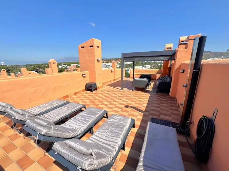 Opportunity! Prime location in the sought-after Artola Alta area, directly overlooking Cabopino Golf and only a 12-minute walk (approx. 900 meters) to the beautiful Cabopino´s Beach and the Cabopino Marina.