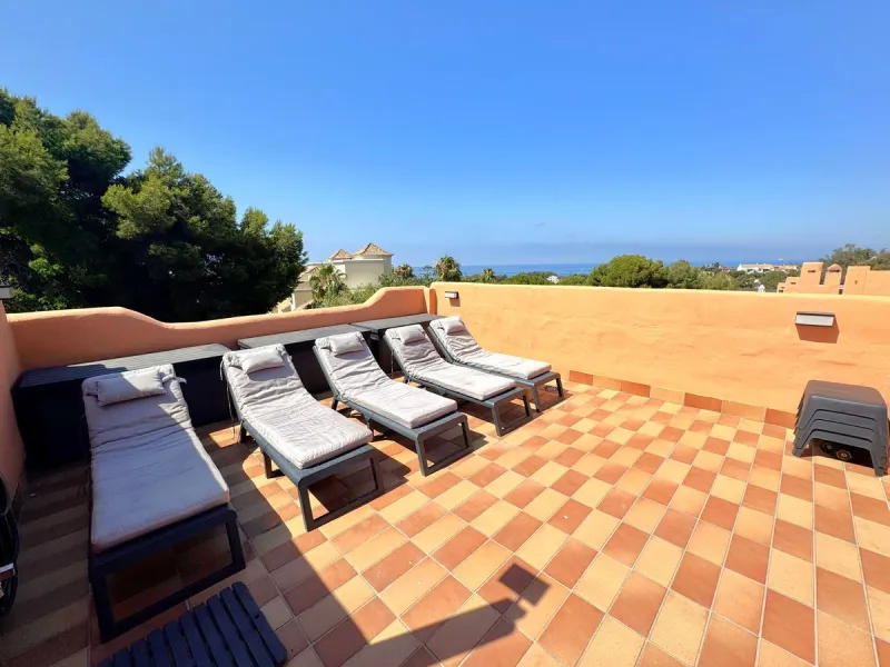 Opportunity! Prime location in the sought-after Artola Alta area, directly overlooking Cabopino Golf and only a 12-minute walk (approx. 900 meters) to the beautiful Cabopino´s Beach and the Cabopino Marina.