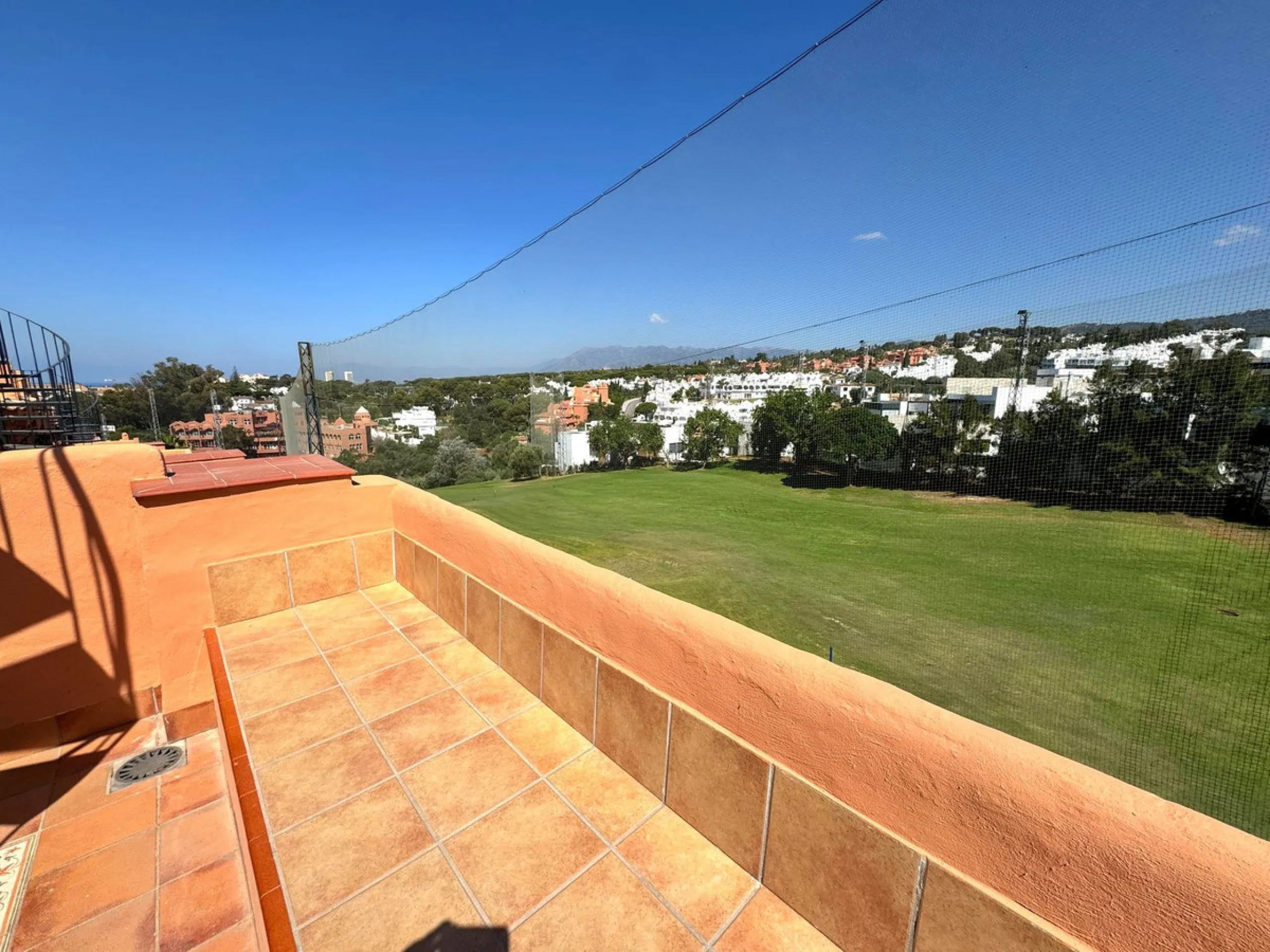 Opportunity! Prime location in the sought-after Artola Alta area, directly overlooking Cabopino Golf and only a 12-minute walk (approx. 900 meters) to the beautiful Cabopino´s Beach and the Cabopino Marina.