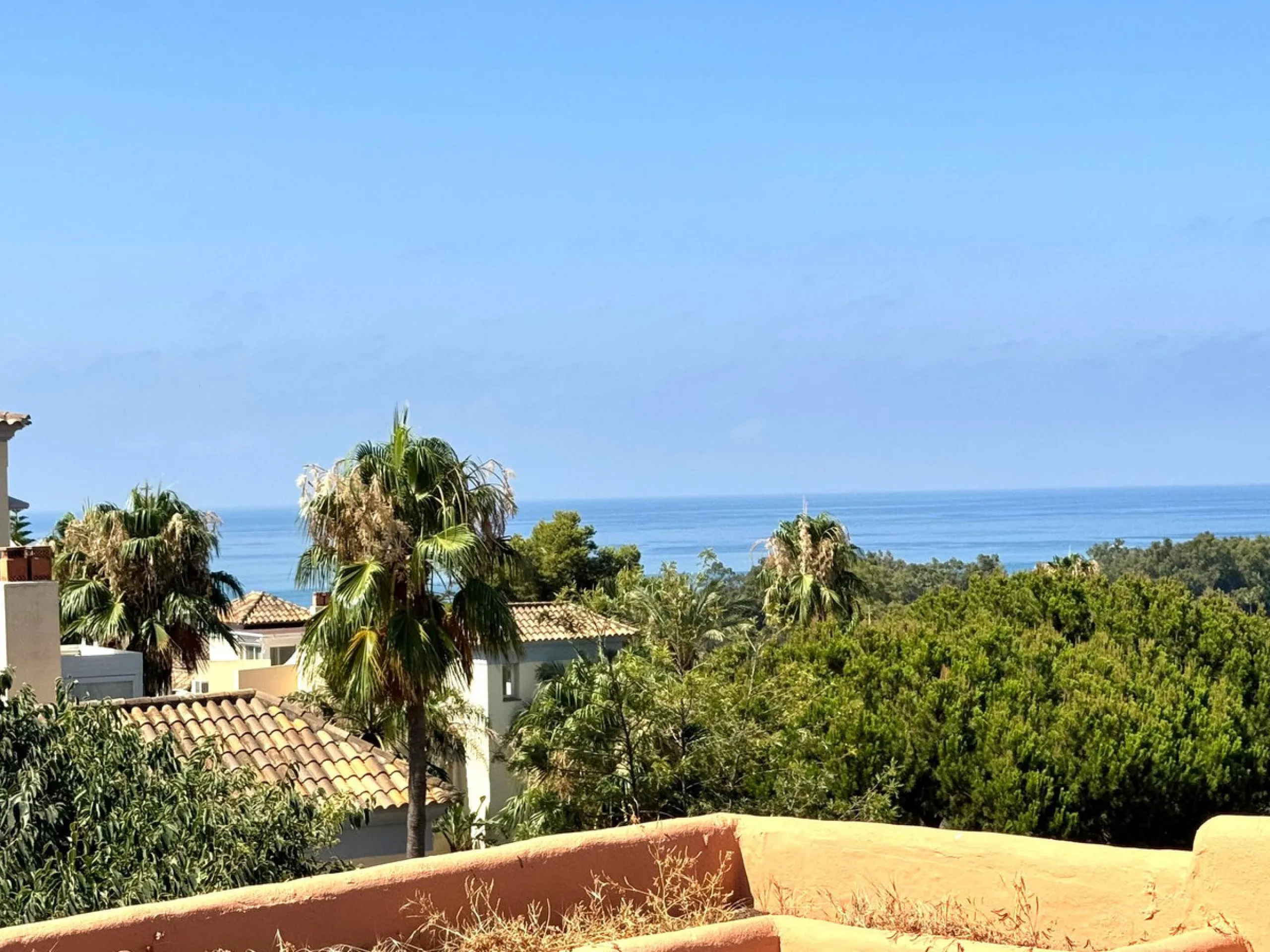 Opportunity! Prime location in the sought-after Artola Alta area, directly overlooking Cabopino Golf and only a 12-minute walk (approx. 900 meters) to the beautiful Cabopino´s Beach and the Cabopino Marina.