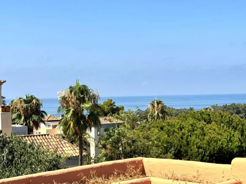 Opportunity! Prime location in the sought-after Artola Alta area, directly overlooking Cabopino Golf and only a 12-minute walk (approx. 900 meters) to the beautiful Cabopino´s Beach and the Cabopino Marina.