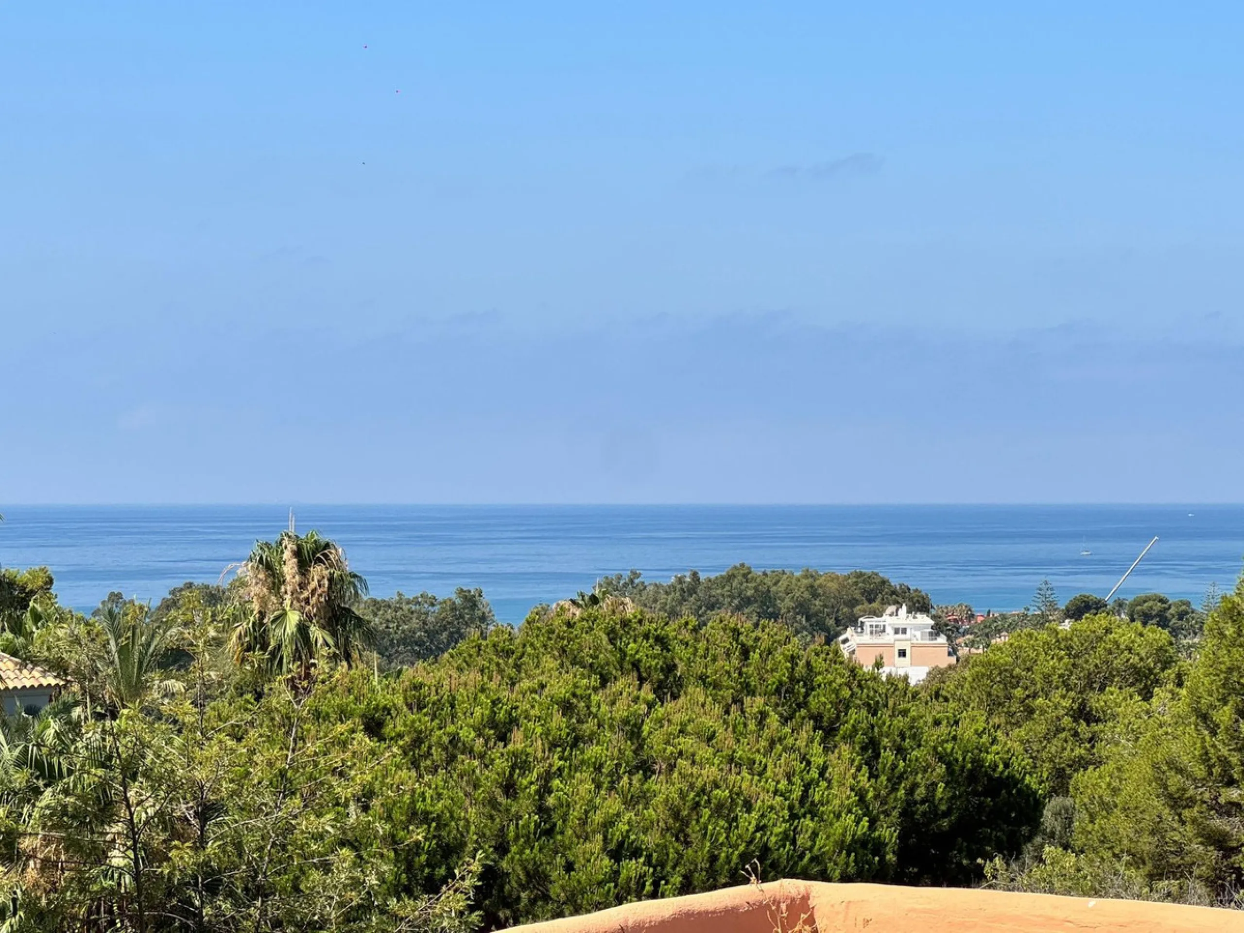 Opportunity! Prime location in the sought-after Artola Alta area, directly overlooking Cabopino Golf and only a 12-minute walk (approx. 900 meters) to the beautiful Cabopino´s Beach and the Cabopino Marina.