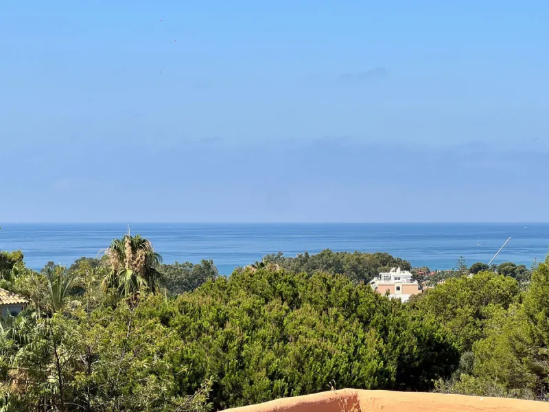 Opportunity! Prime location in the sought-after Artola Alta area, directly overlooking Cabopino Golf and only a 12-minute walk (approx. 900 meters) to the beautiful Cabopino´s Beach and the Cabopino Marina.