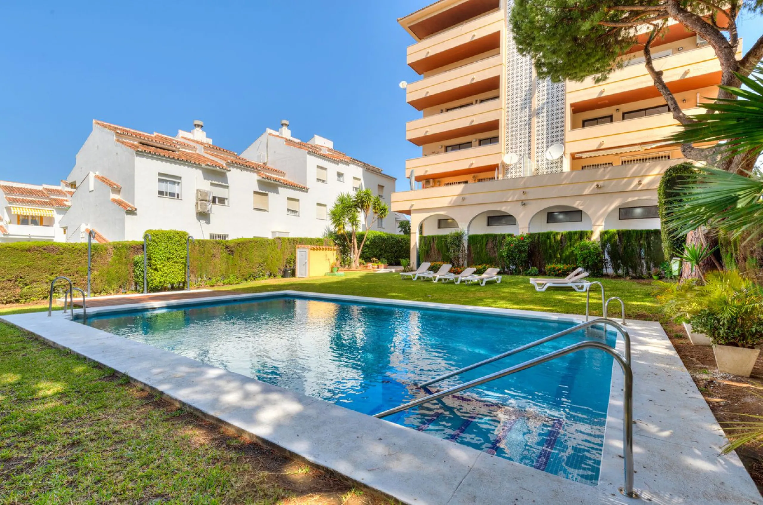 Apartment - Middle Floor Apartment в продаже в Marbella, Málaga. В доме 2 спален и 2 ванных комнат. Площадь дома 107 м²
