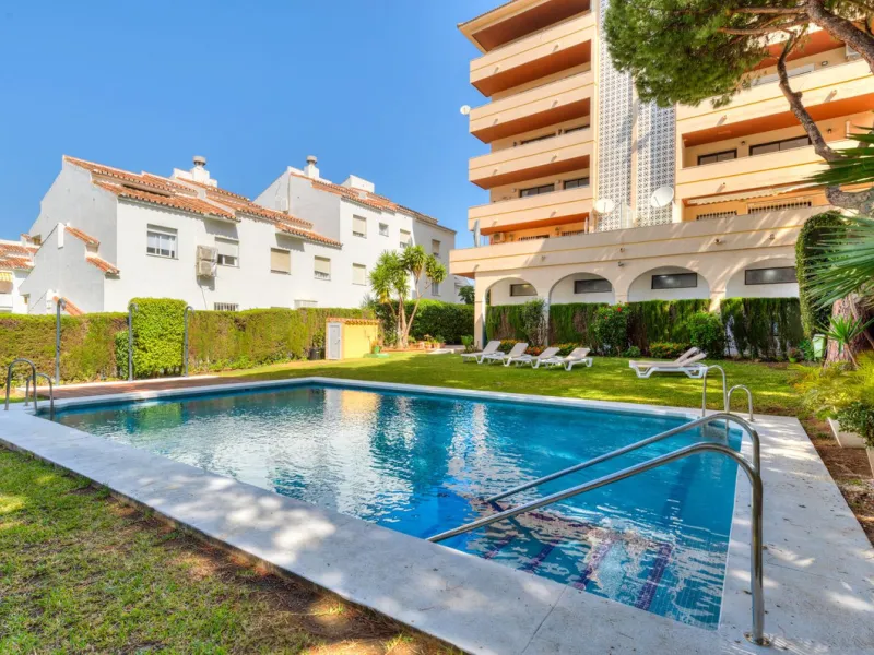 Bright and spacious recently renovated two-bedroom, two-bathroom apartment with two terraces and stunning mountain and sea views, just a 12-minute walk (2 minutes by car) from the beach and Puerto Banús. Located in a gated community with a swimming pool a