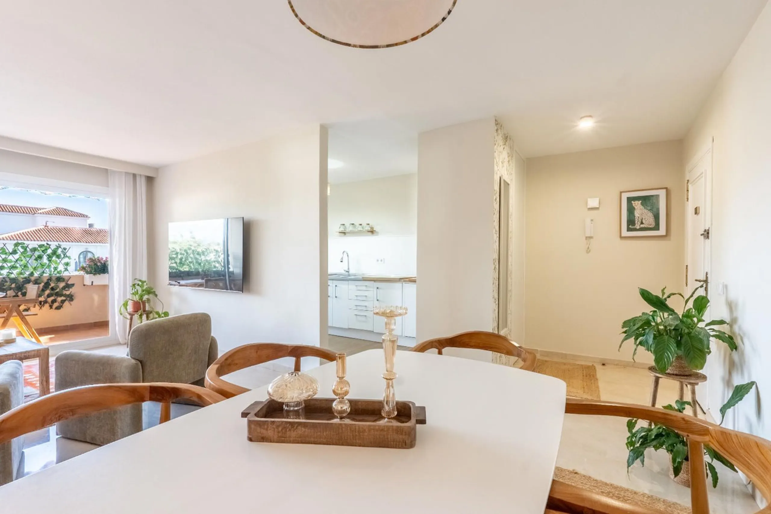 Apartment - Middle Floor Apartment в продаже в Marbella, Málaga. В доме 2 спален и 2 ванных комнат. Площадь дома 107 м²