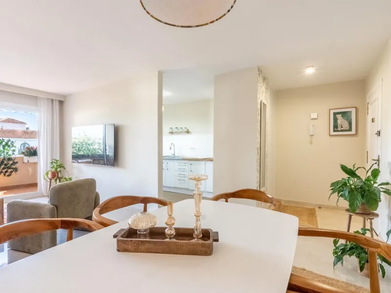 Apartment - Middle Floor Apartment в продаже в Marbella, Málaga. В доме 2 спален и 2 ванных комнат. Площадь дома 107 м²